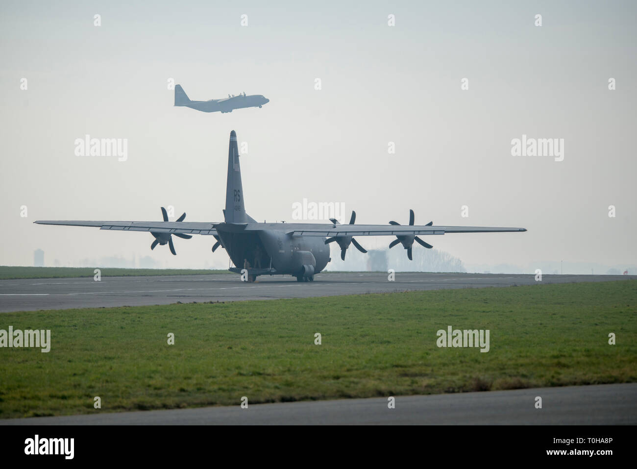 La porte arrière du 435ème Groupe d'intervention d'urgence' C130J Super Hercules est assis dans l'attente de l'ouverture pendant le chargement de la forte baisse de l'exercice sur l'Aérodrome de forme sur la base aérienne de Chièvres, Belgique, le 21 février 2019. L'exercice avait pour objectif de valider l'utilisation de la zone de chute et de voir augmenter la capacité de formation de l'OTAN. (U.S. Photo de l'armée par Visual Spécialiste de l'information Pascal Demeuldre) Banque D'Images