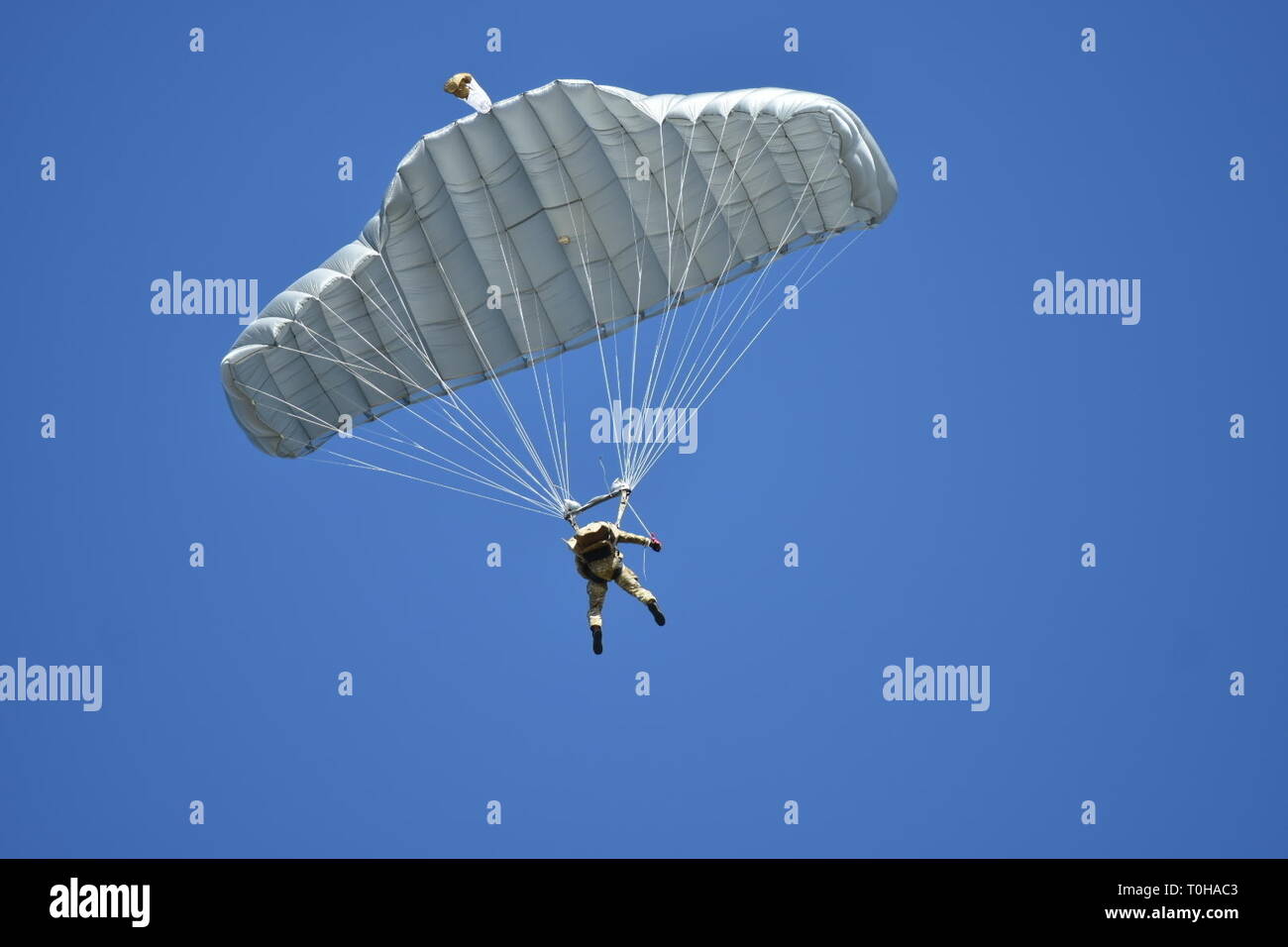 Un membre de la 22e Special Tactics Squadron de Joint Base Lewis-McChord parachute, d'une base aérienne McChord C-17 Globemaster III lors d'une mission de formation à Porto Rico, le 9 février. 22 membres de la STS a effectué un saut de l'ouverture basse altitude deux fois à partir de 10 000 pieds. (U.S. Air Force Reserve photo par le Sgt. Robert Tingle) Banque D'Images