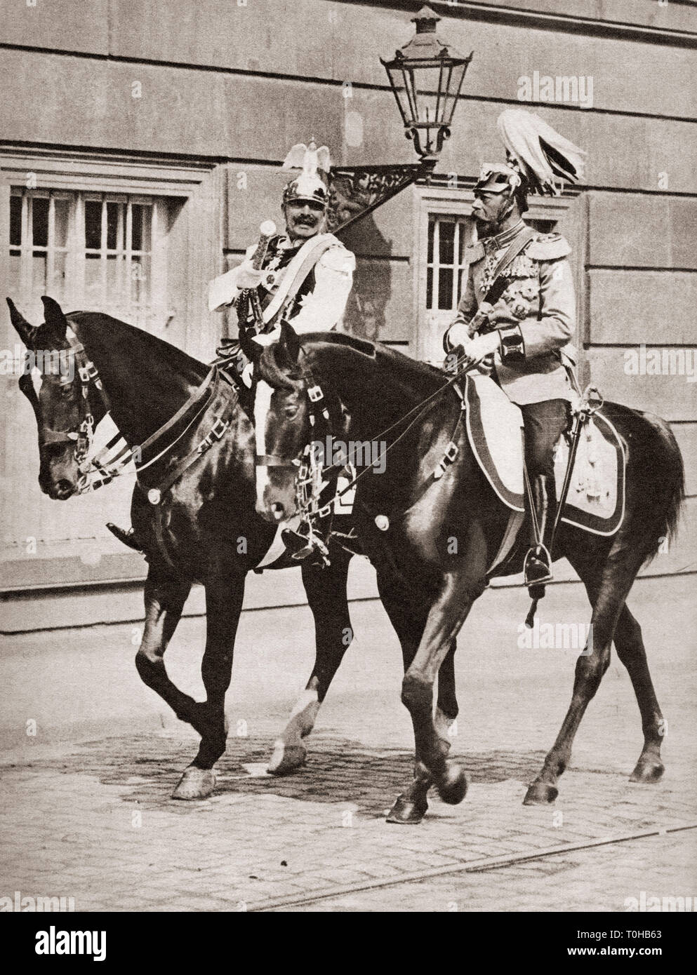 Le roi George V et l'empereur Guillaume II quitter Potsdam assister à des troupes d'examen Banque D'Images