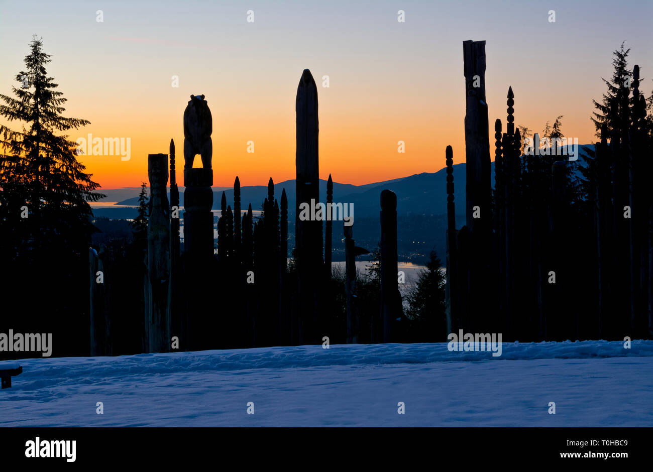 Burnaby Mountain Park en hiver. Sculptures japonaises Ainu totem 'Playground of the Godss', au coucher du soleil à Burnaby, Colombie-Britannique, Canada. Banque D'Images