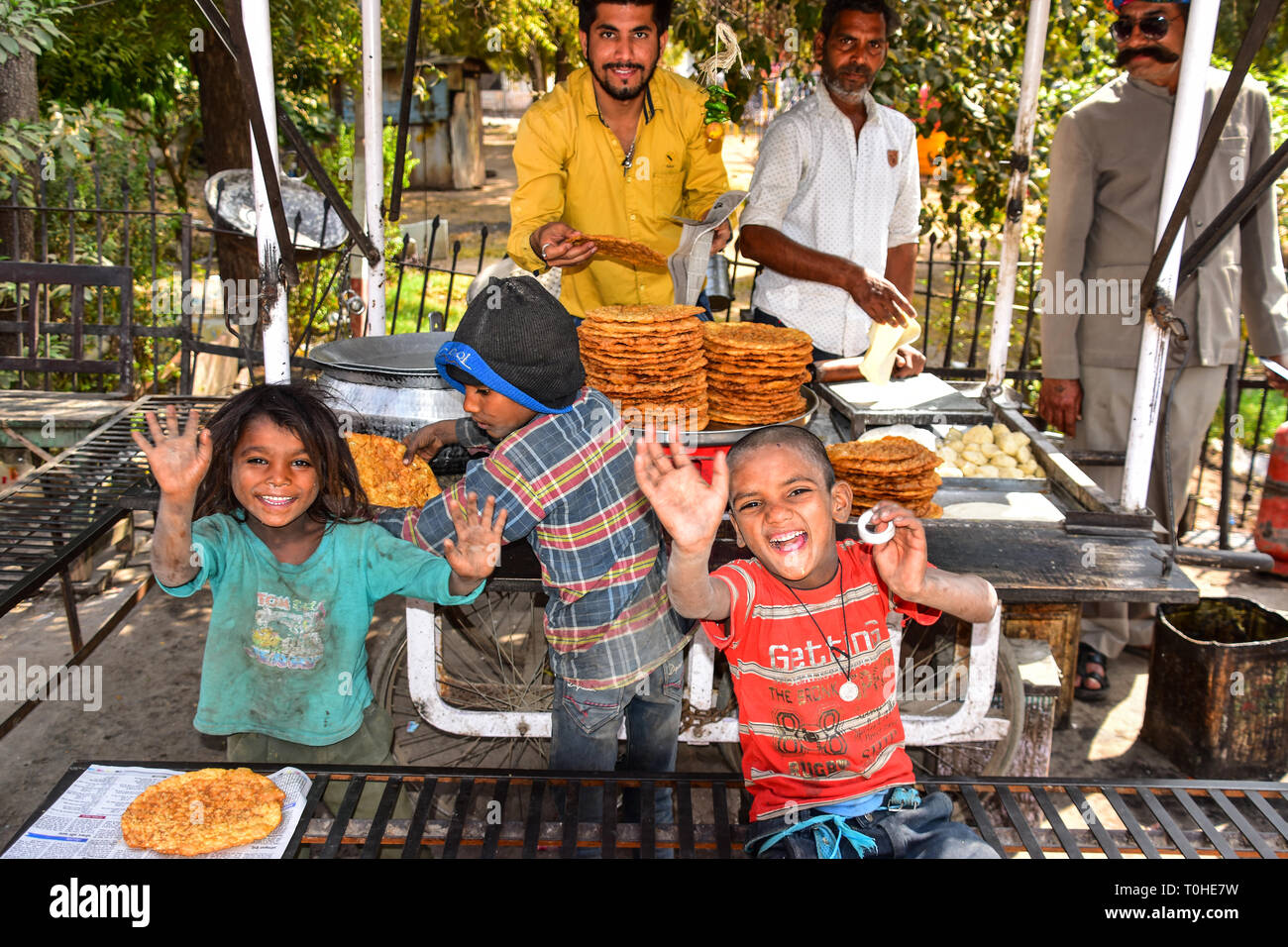 Les enfants indiens à jouer, Indian Street Food, Bundi, Rajasthan, Inde Banque D'Images