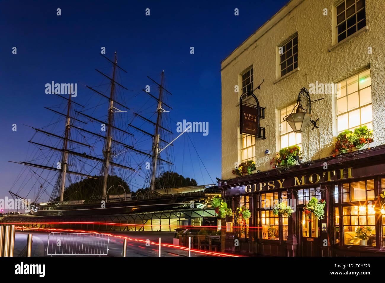L'Angleterre, Londres, Greenwich, vue de la nuit de la spongieuse et le Cutty Sark Pub Banque D'Images