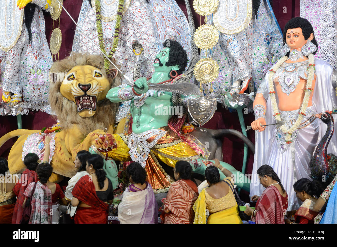 Femme qui prie la Déesse Durga puja festival, Kolkata, Bengale occidental, Inde, Asie Banque D'Images