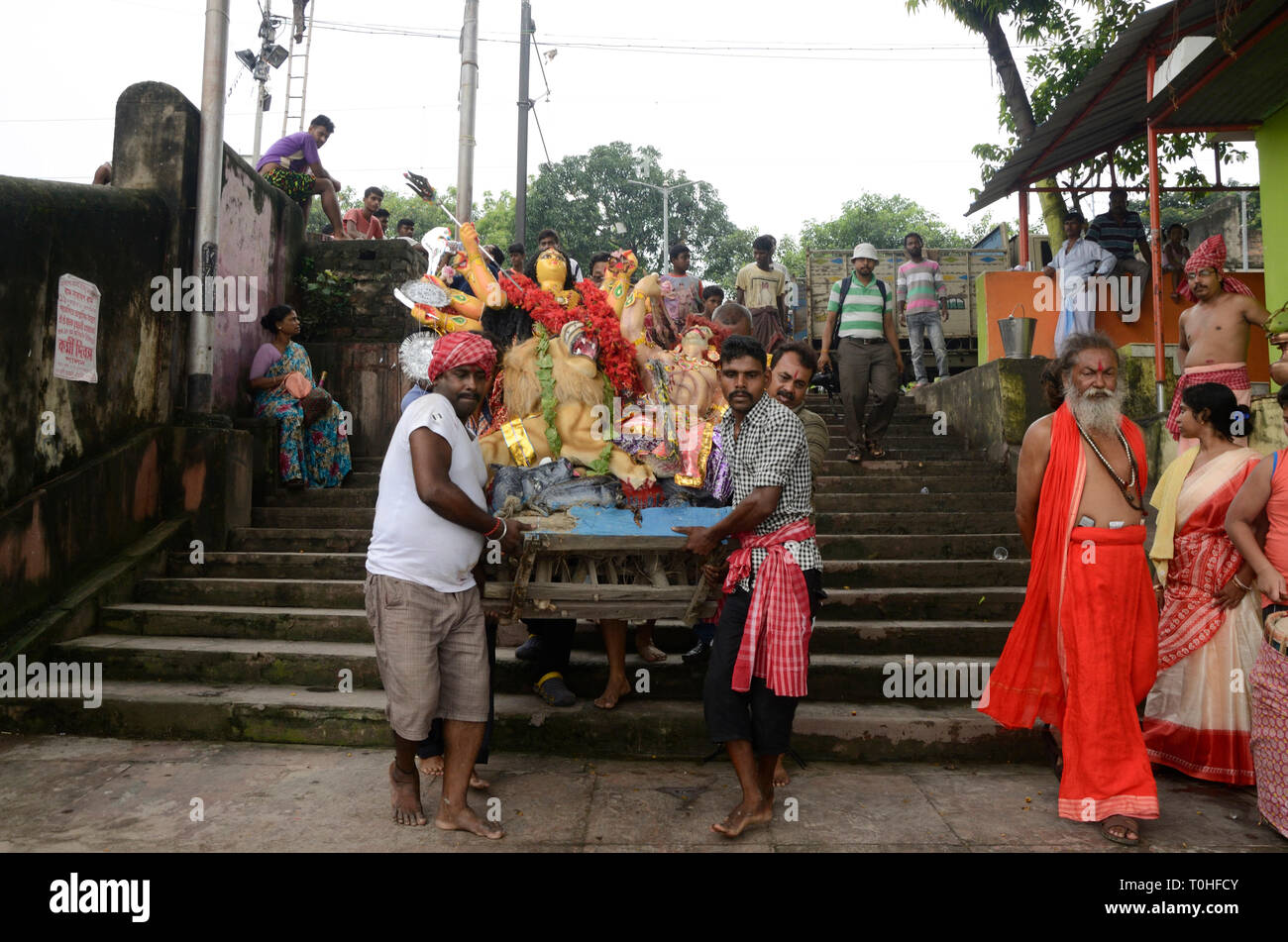 Personnes exerçant son idole de la Déesse Durga, Kolkata, Bengale occidental, Inde, Asie Banque D'Images