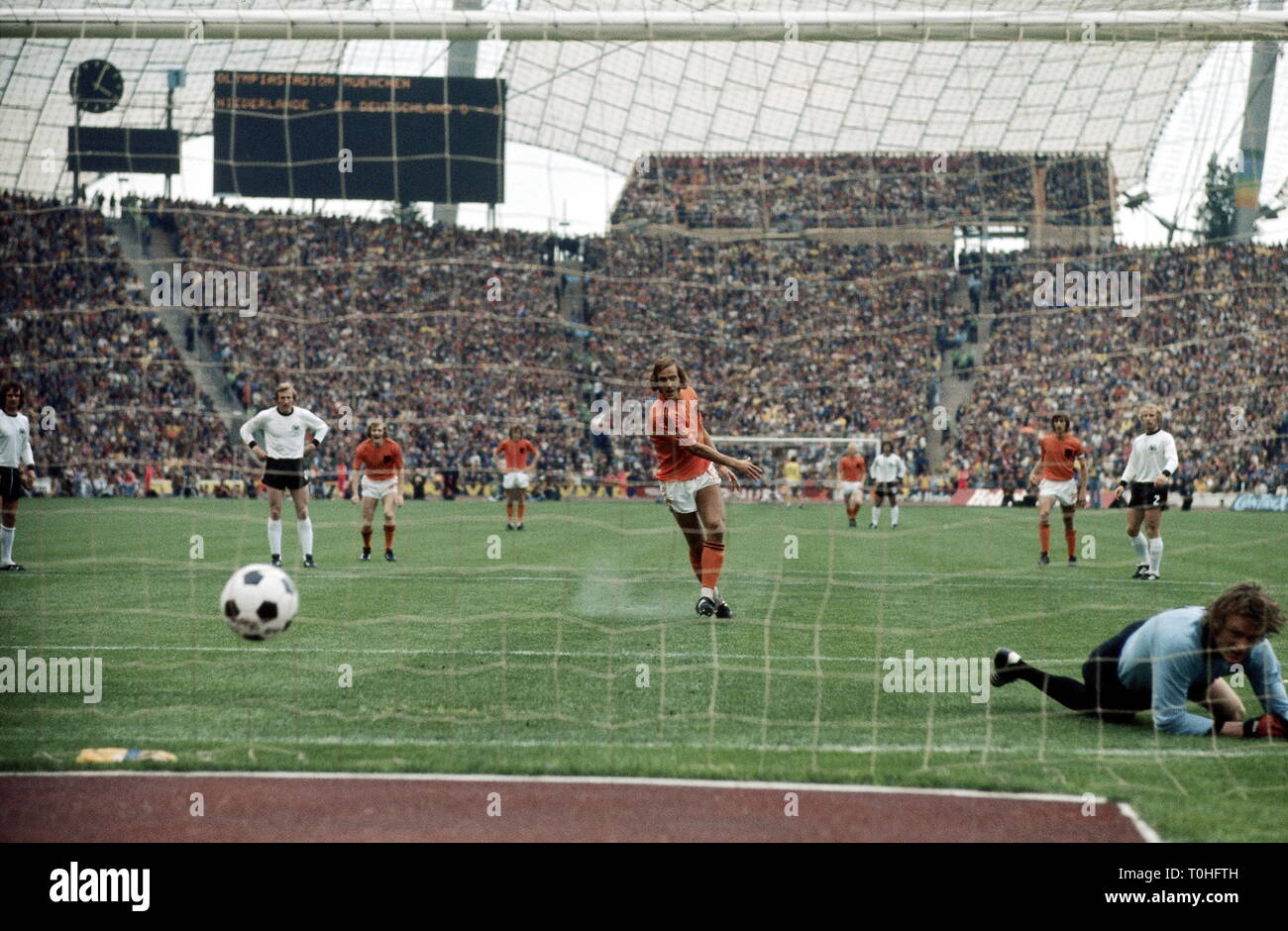 Sports, football, championnat du monde, championnat du monde 1974 Championnat du Monde, finale, finale, l'Allemagne et Pays-Bas (2:1), scène de la rencontre avec Johan Neeskens et Sepp Maier durant la penalty shoot-out, Munich, Allemagne, 7.7.1974, Additional-Rights Clearance-Info-Not-Available- Banque D'Images
