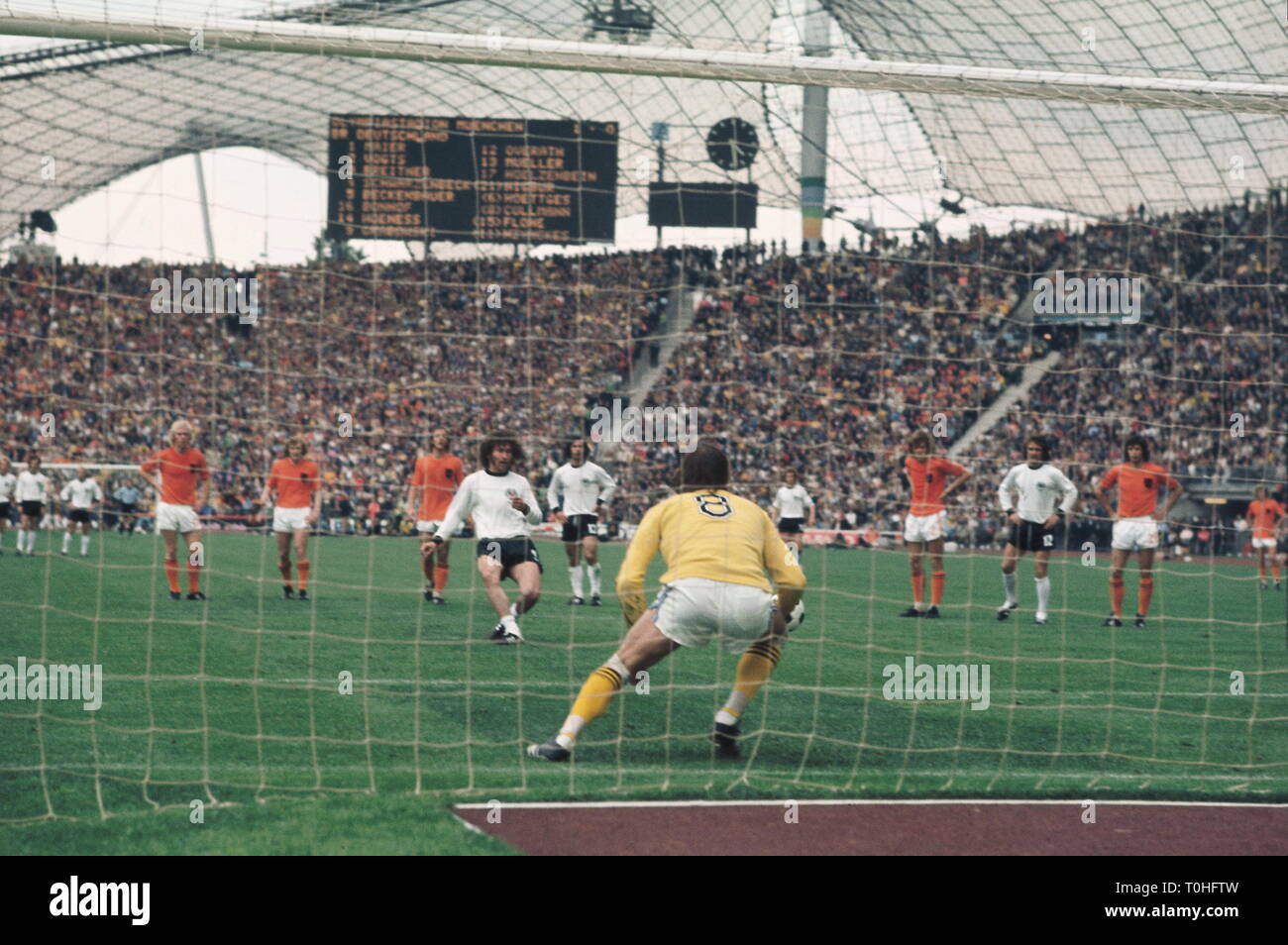 Sports, football, championnat du monde, championnat du monde 1974 Championnat du Monde, finale, finale, l'Allemagne et Pays-Bas (2:1), scène de la rencontre avec Paul Breitner et Jan Jongbloed, Munich, Allemagne, 7.7.1974, Additional-Rights Clearance-Info-Not-Available- Banque D'Images