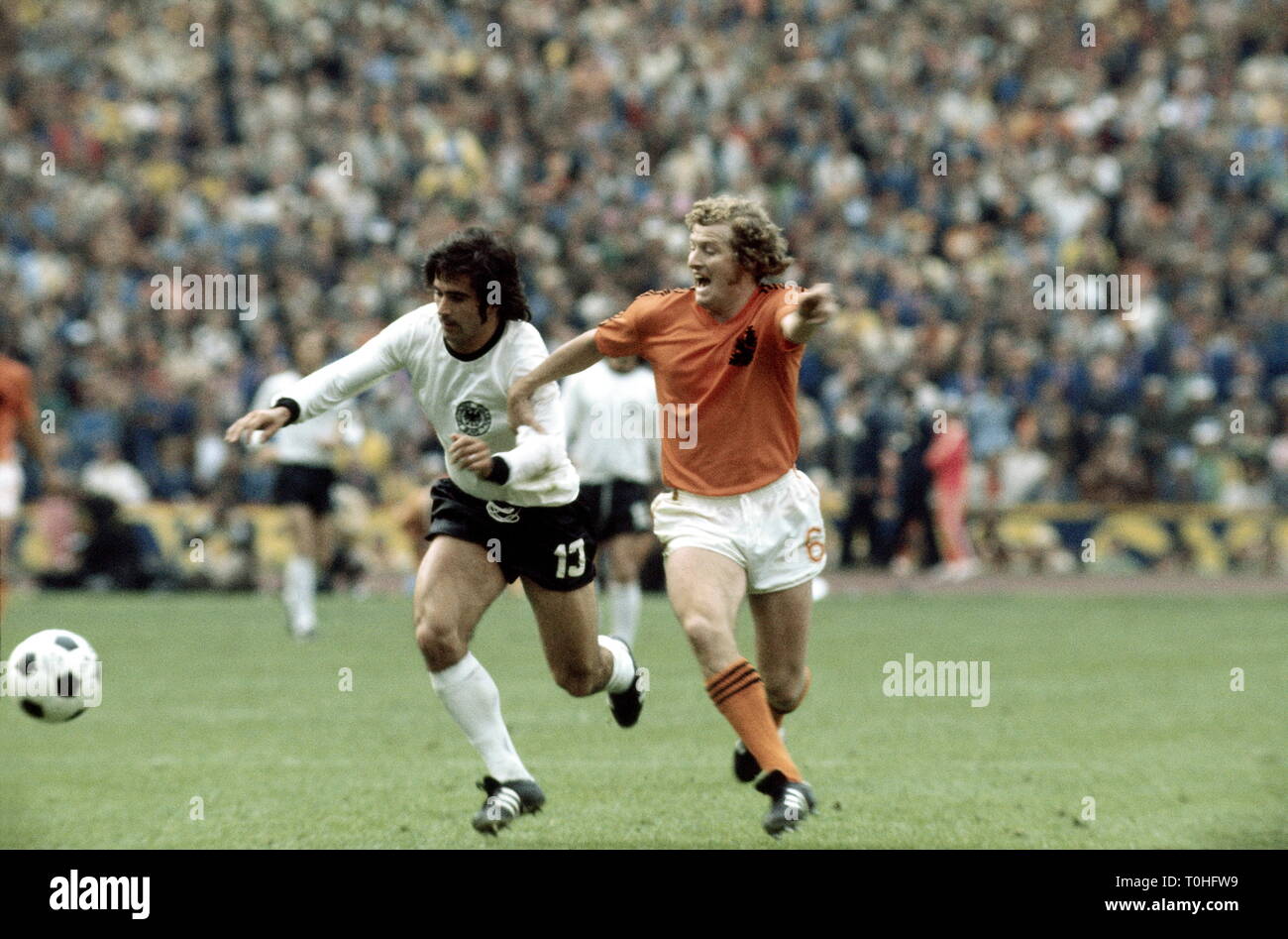 Sports, football, championnat du monde, championnat du monde 1974 Championnat du Monde, finale, finale, l'Allemagne et Pays-Bas (2:1), scène de la Rencontre avec Gerd Mueller et Wim Jansen, Munich, Allemagne, 7.7.1974, Additional-Rights Clearance-Info-Not-Available- Banque D'Images