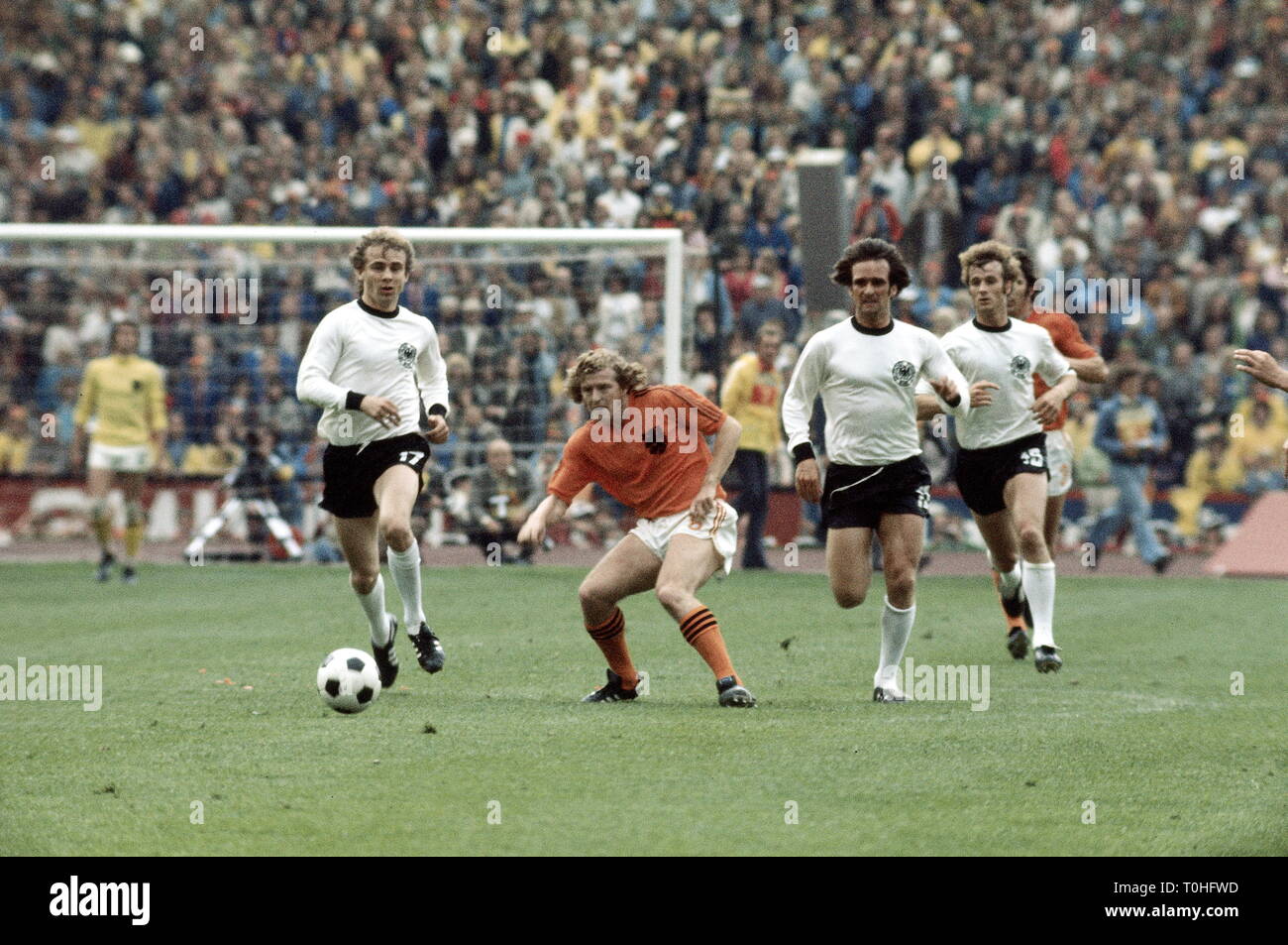 Sports, football, championnat du monde, championnat du monde 1974 Championnat du Monde, finale, finale, l'Allemagne et Pays-Bas (2:1), scène de la rencontre avec Bernd Hölzenbein,Wim Jansen,Wolfgang Overath et Rainer Bonhof, Munich, Allemagne, 7.7.1974, Additional-Rights Clearance-Info-Not-Available- Banque D'Images