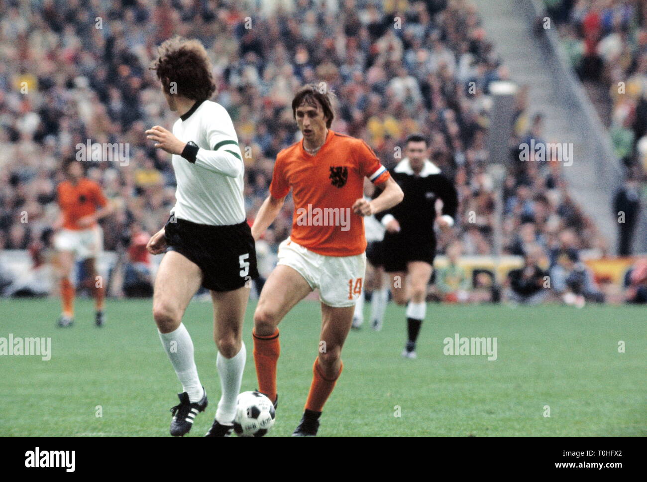 Sports, football, championnat du monde, championnat du monde 1974 Championnat du Monde, finale, finale, l'Allemagne et Pays-Bas (2:1), scène de la rencontre avec Franz Beckenbauer et Johan Gruyff, Munich, Allemagne, 7.7.1974, Additional-Rights Clearance-Info-Not-Available- Banque D'Images