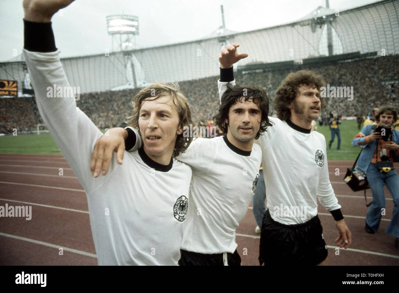Sports, football, championnat du monde, championnat du monde 1974 Championnat du Monde, finale, finale, l'Allemagne et Pays-Bas (2:1), Jürgen Grabowski, Gerd Mueller et Paul Breitner au cours de la tour d'honneur, Munich, Allemagne, 7.7.1974, Additional-Rights Clearance-Info-Not-Available- Banque D'Images