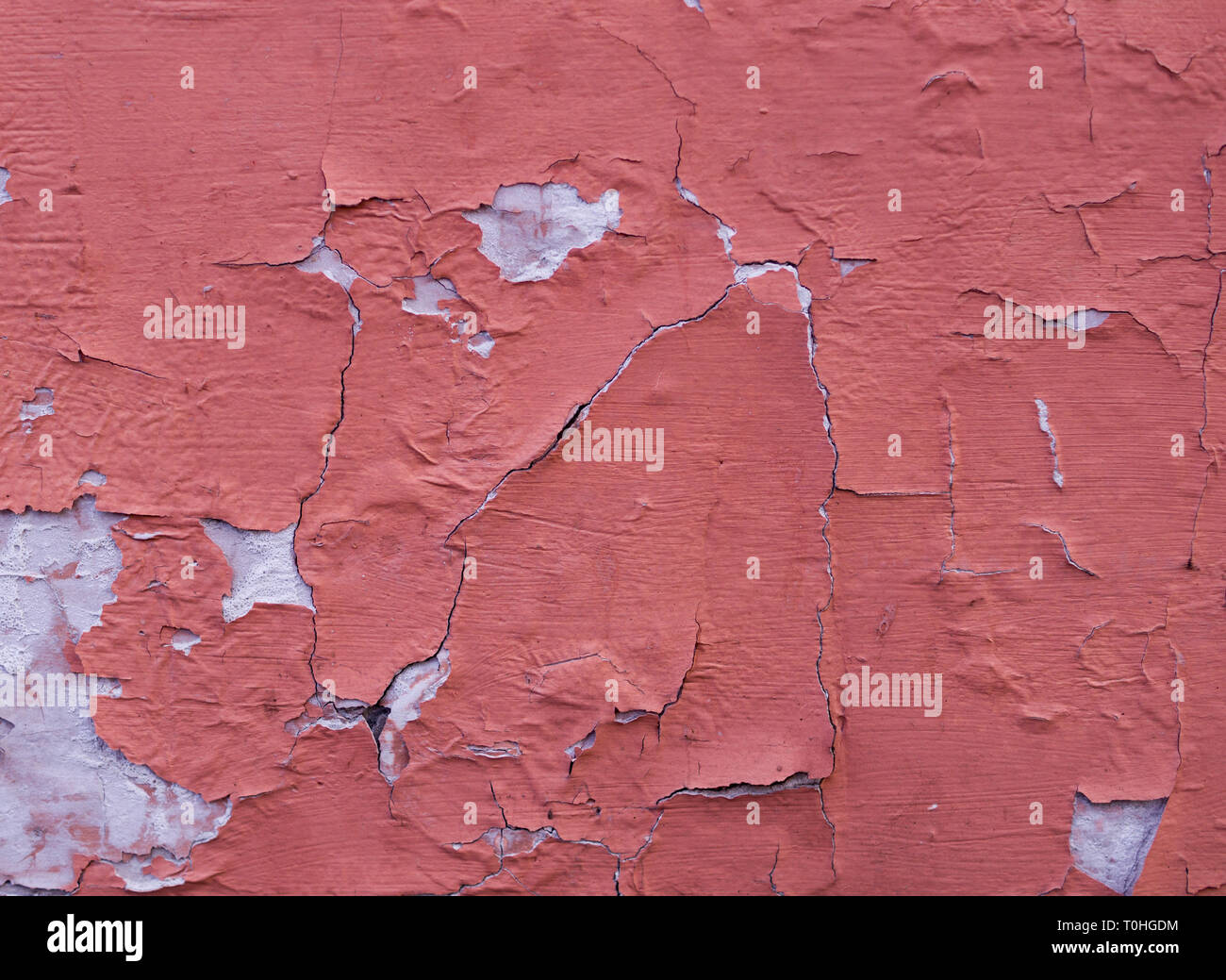 Weathered peint texturé mur fissuré rouge. Contexte, extérieur Banque D'Images