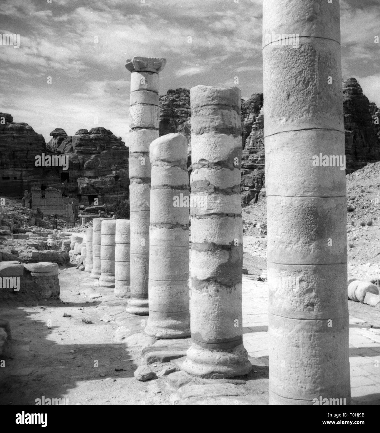 Géographie / voyages, Jordanie, Petra, ville nabatéenne, romaine route principale, colonne, 1963 Additional-Rights Clearance-Info,--Not-Available Banque D'Images