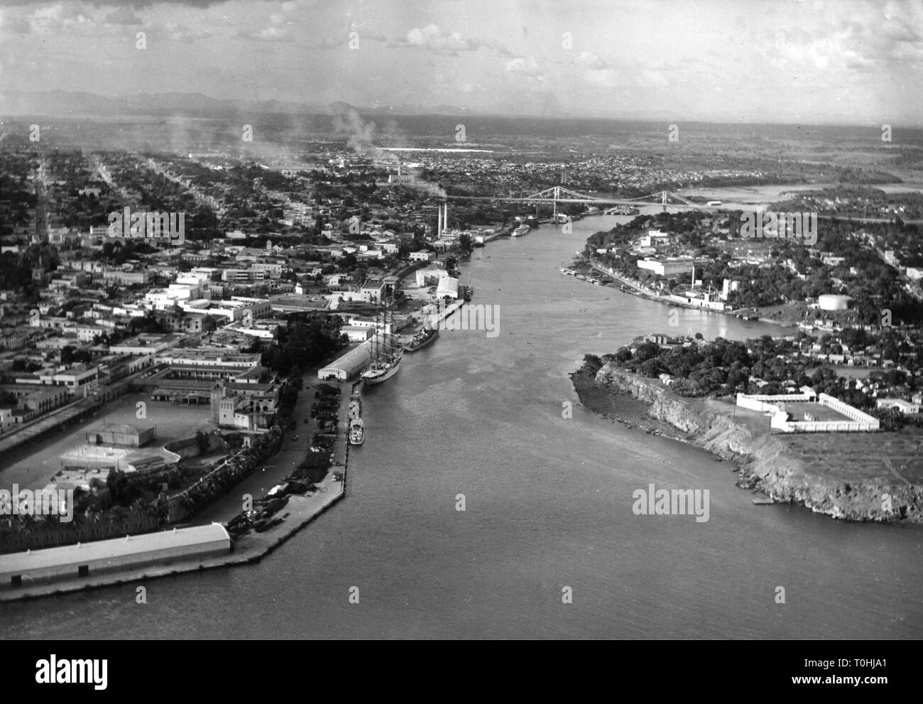 Géographie / voyages, République dominicaine, Ciudad Trujillo (Santo Domingo), vue sur la ville / paysages urbains, vue aérienne sur le fleuve Ozama, vers 1960, Additional-Rights Clearance-Info-Not-Available- Banque D'Images