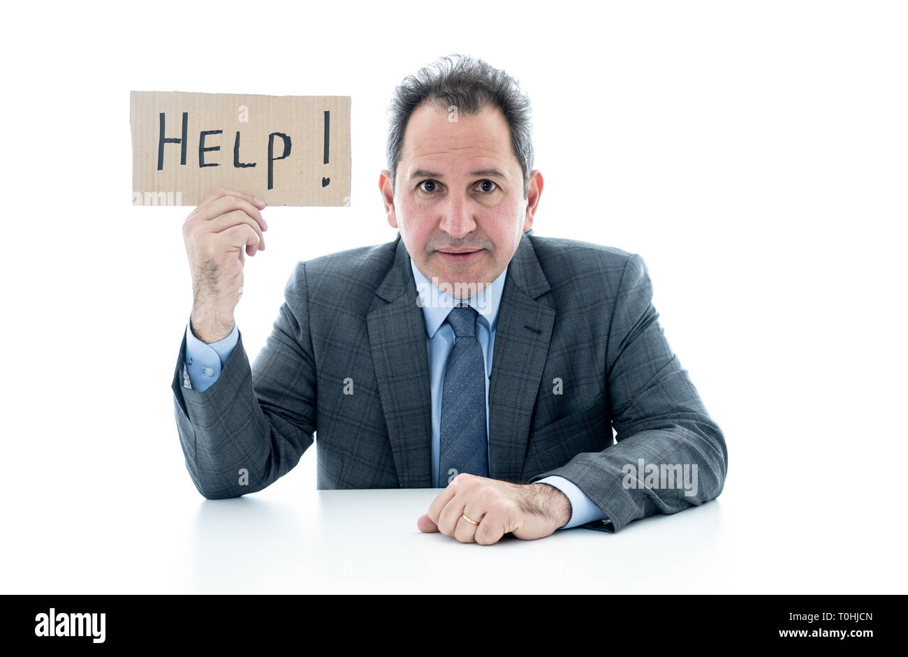 Âge moyen de dépression caucasian businessman désespéré et fatigué tenant une aide connexion à la colère, frustré et malheureux. En affaires et le stress au w Banque D'Images