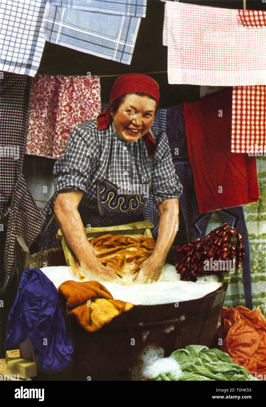 Femme de ménage, blanchisserie, lave-linge, est l'Allemagne, vers 1930, Additional-Rights Clearance-Info-Not-Available- Banque D'Images