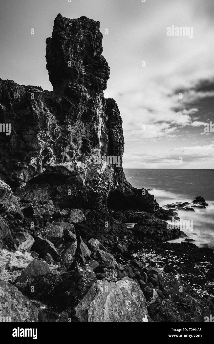Up Close and Personal avec Londrangar, un rocher Pinnacle West l'Islande. La roche est fier de la côte contre les intempéries. Banque D'Images
