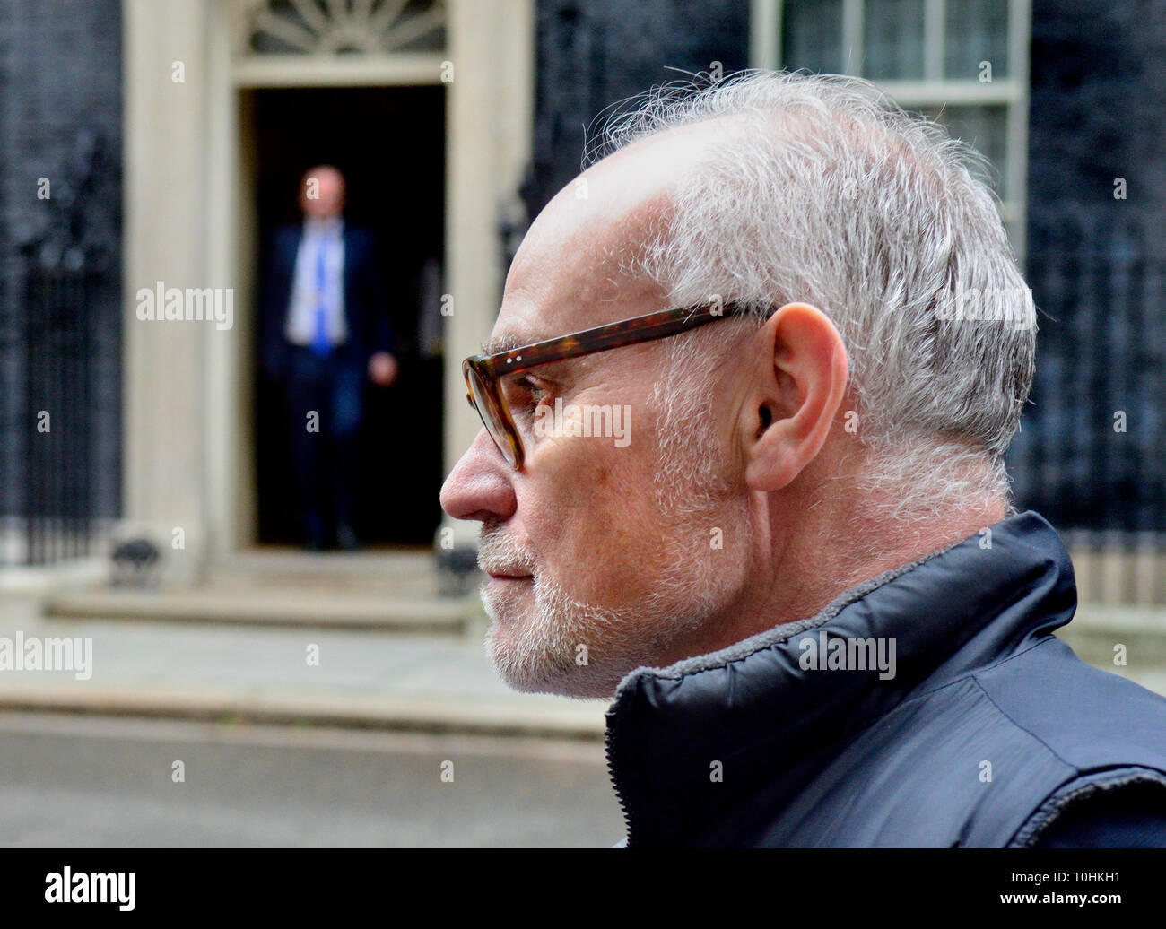 Crispin Blunt MP à Downing Street pour remettre une pétition faisant campagne pour la disponibilité de cannabis médical, 19 mars 2019 Banque D'Images