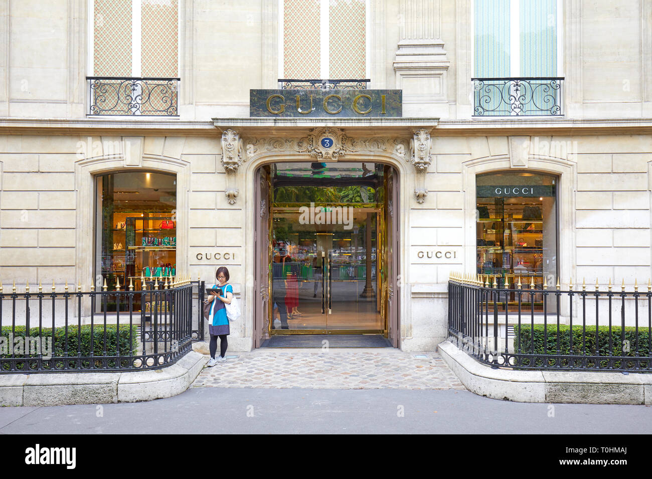 PARIS, FRANCE - 22 juillet 2017 : la mode Gucci store de luxe dans l'avenue Montaigne à Paris, France. Banque D'Images