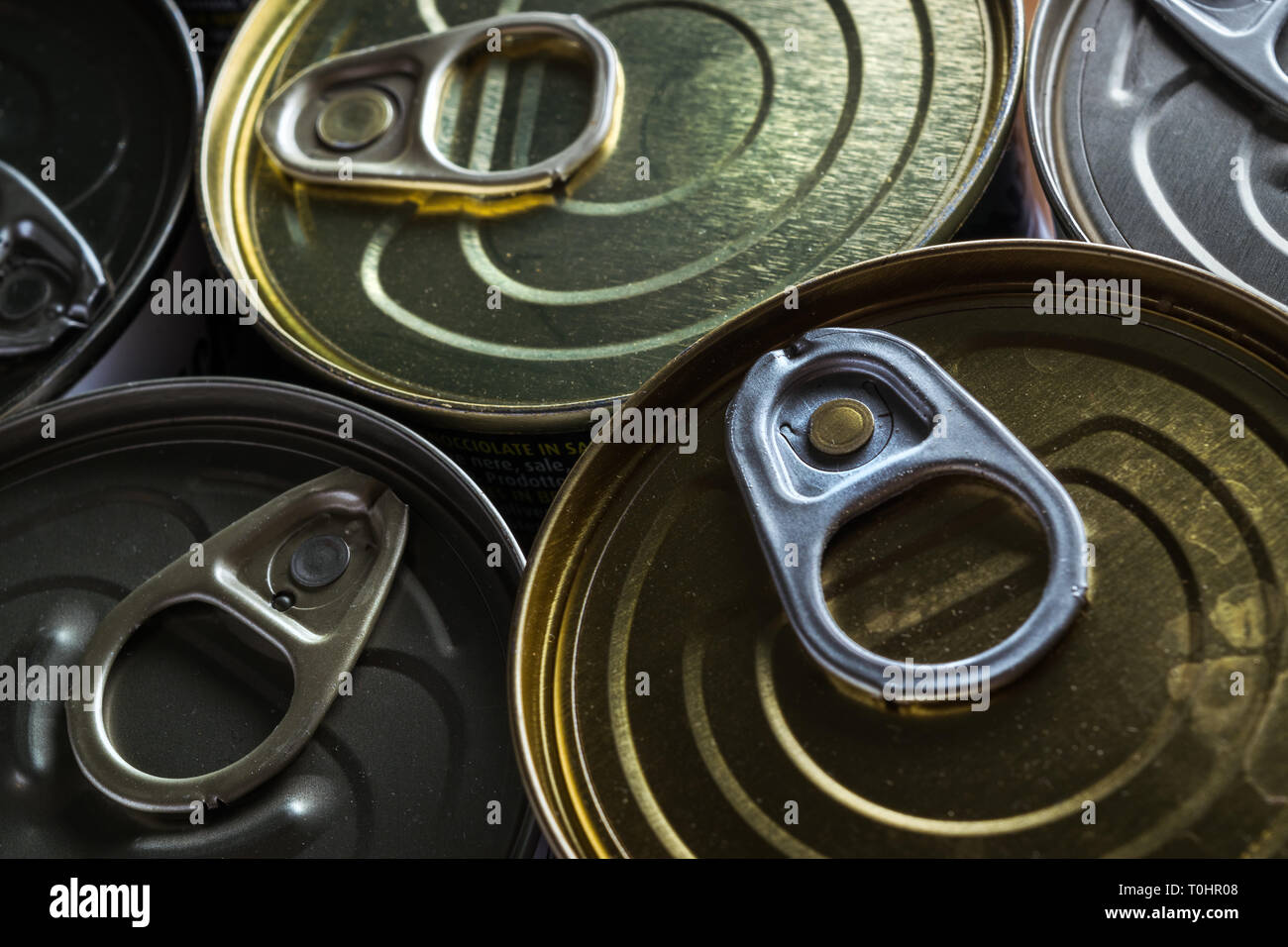 Close-up d'un groupe de boîtes de conserve de l'emballage alimentaire en boîte en aluminium avec la flèche pour ouvrir Banque D'Images