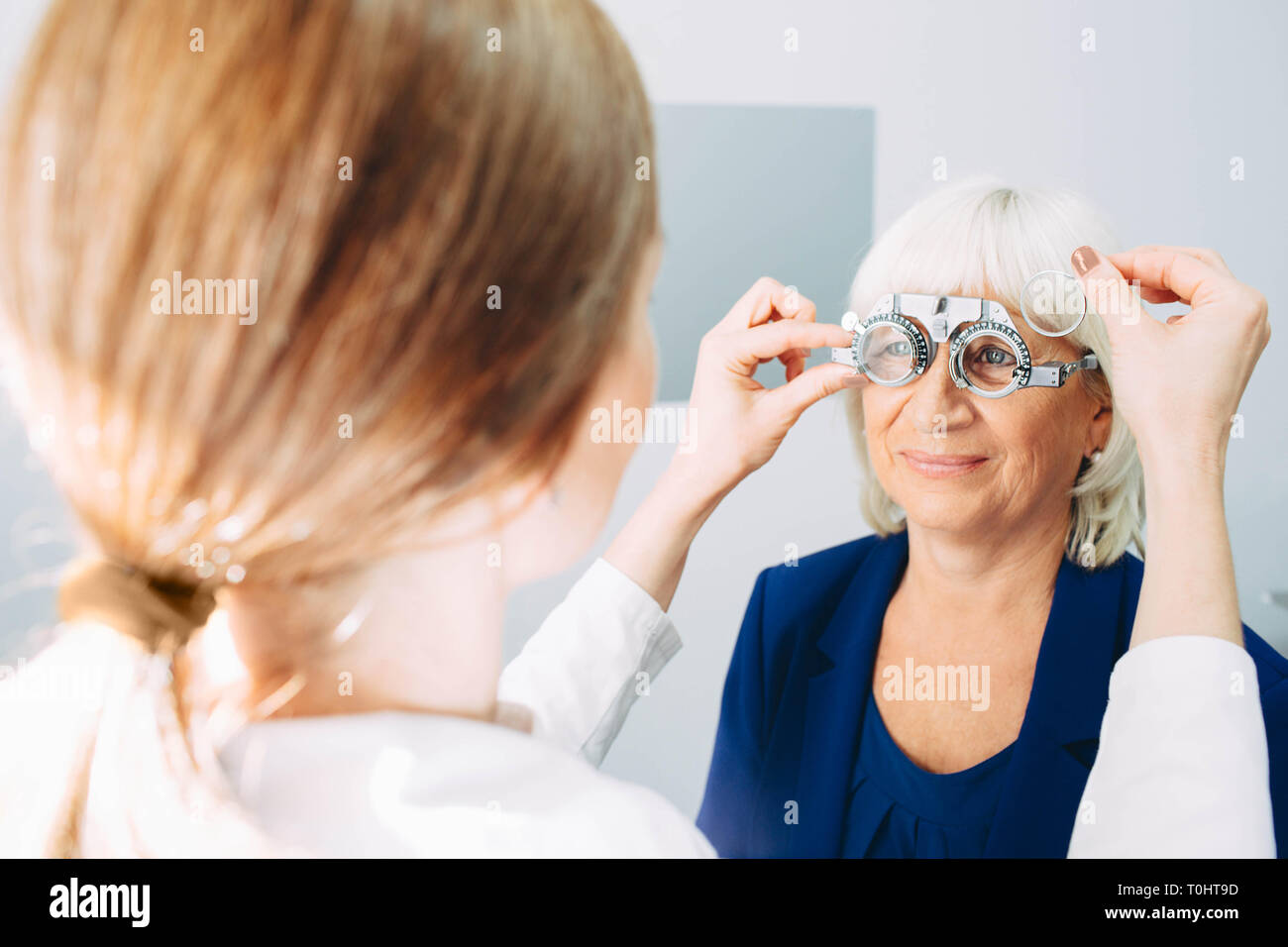 Senior woman having ses yeux vérifiée à l'ophtalmologiste. Banque D'Images