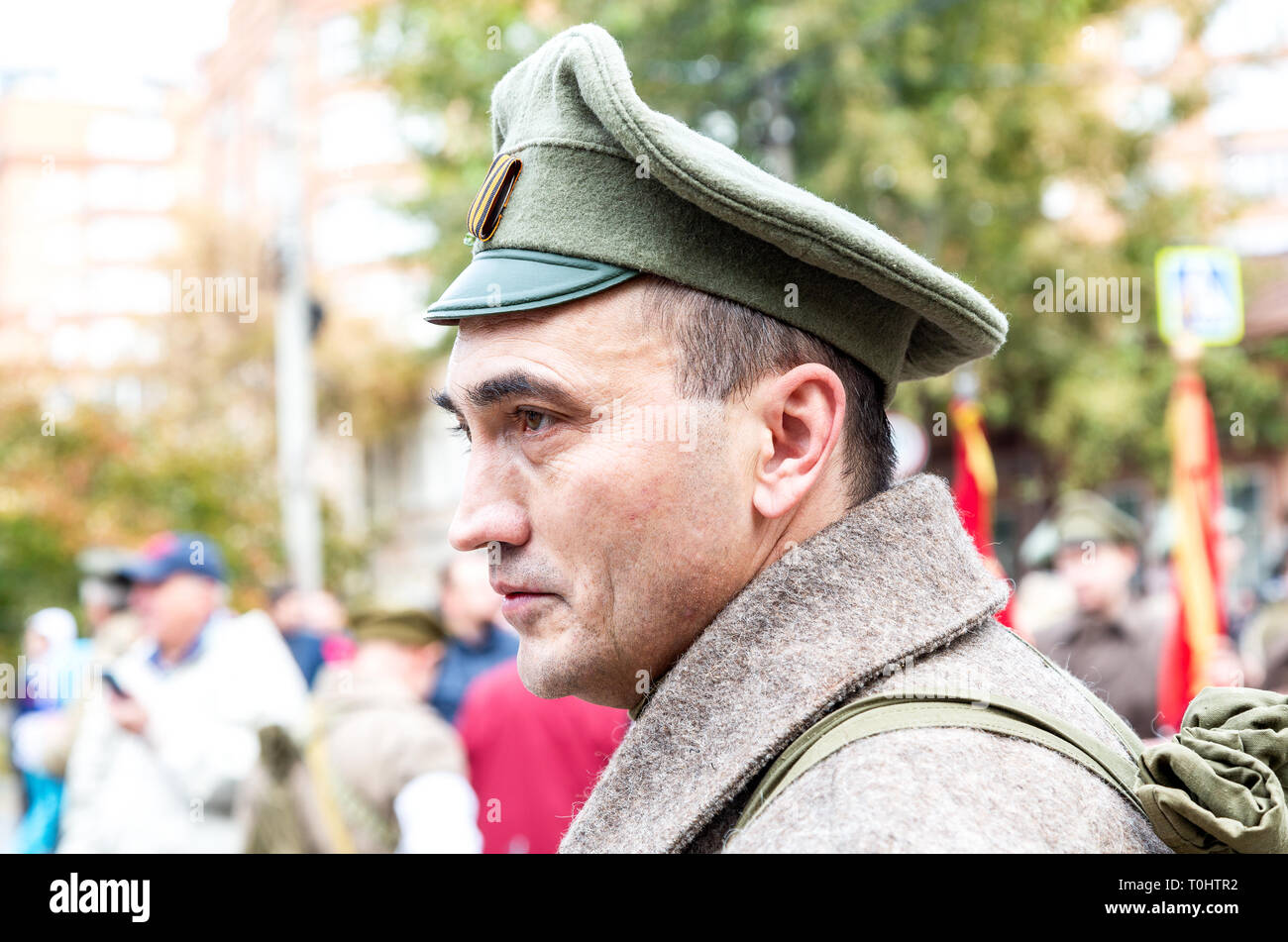 Samara, Russie - 6 octobre, 2018 : membre non identifié de reconstitution historique bataille en uniforme militaire pendant la guerre civile russe en 1918 Banque D'Images