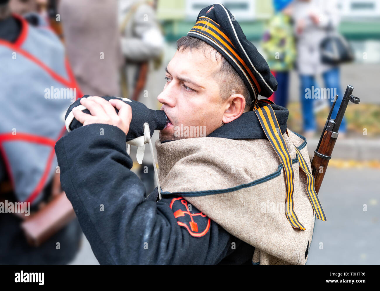 Samara, Russie - 6 octobre, 2018 : membre non identifié de reconstitution historique bataille en uniforme de la marine pendant la guerre civile russe en 1918 Banque D'Images