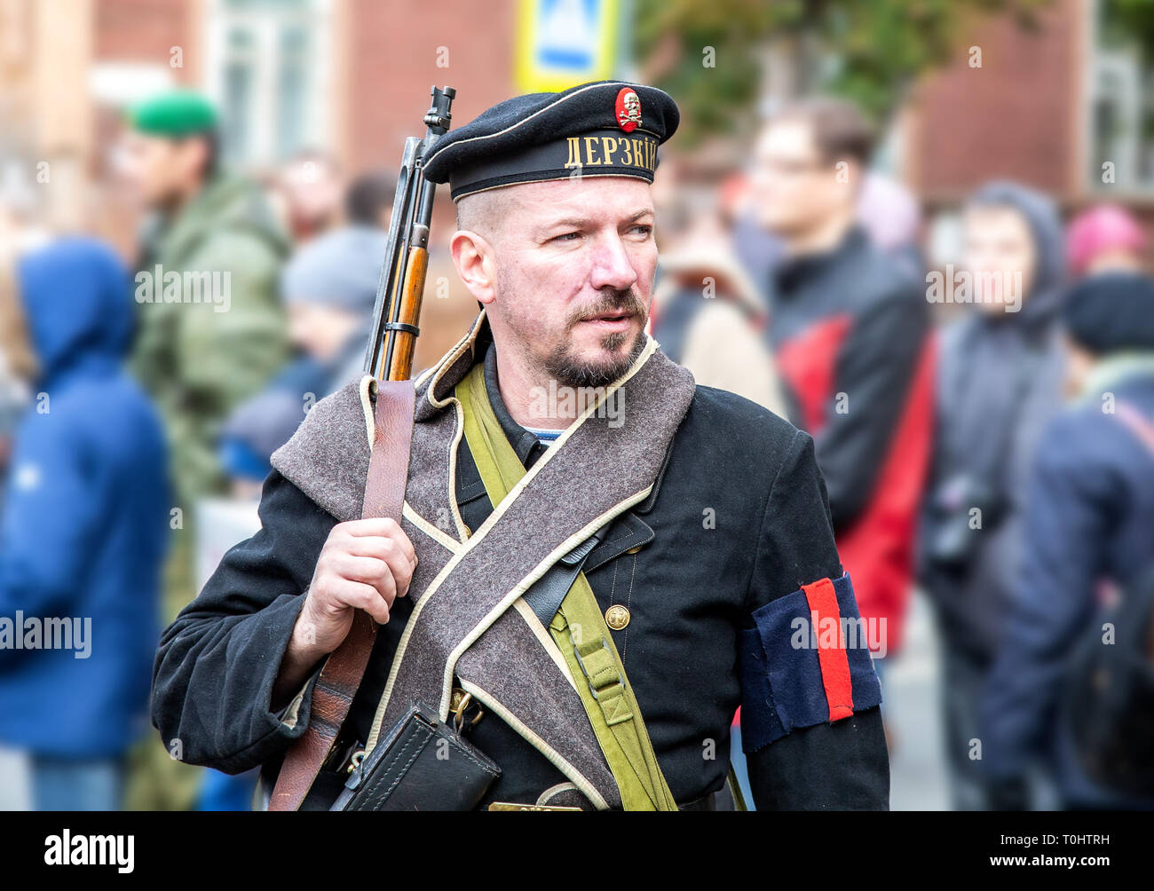 Samara, Russie - 6 octobre, 2018 : membre non identifié de reconstitution historique bataille en uniforme de la marine pendant la guerre civile russe en 1918 Banque D'Images