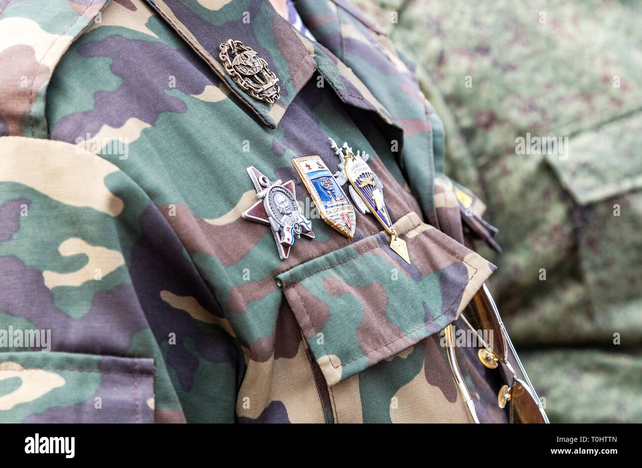 Samara, Russie - 6 octobre, 2018 : Différents prix et insignes sur l'uniforme militaire russe Banque D'Images