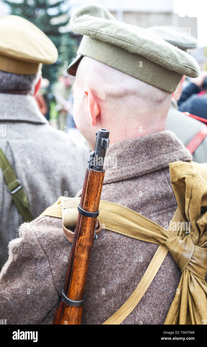 Samara, Russie - 6 octobre, 2018 : membre non identifié de reconstitution historique bataille en uniforme militaire pendant la guerre civile russe en 1918 Banque D'Images