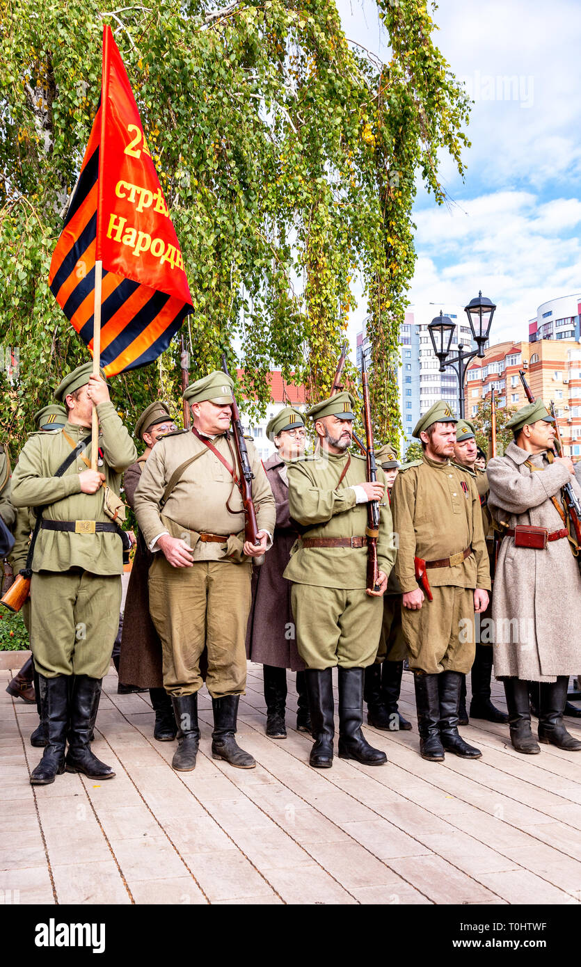 Samara, Russie - 6 octobre 2018 : des membres non identifiés de reconstitution historique bataille dans la guerre civile russe en 1918 Banque D'Images