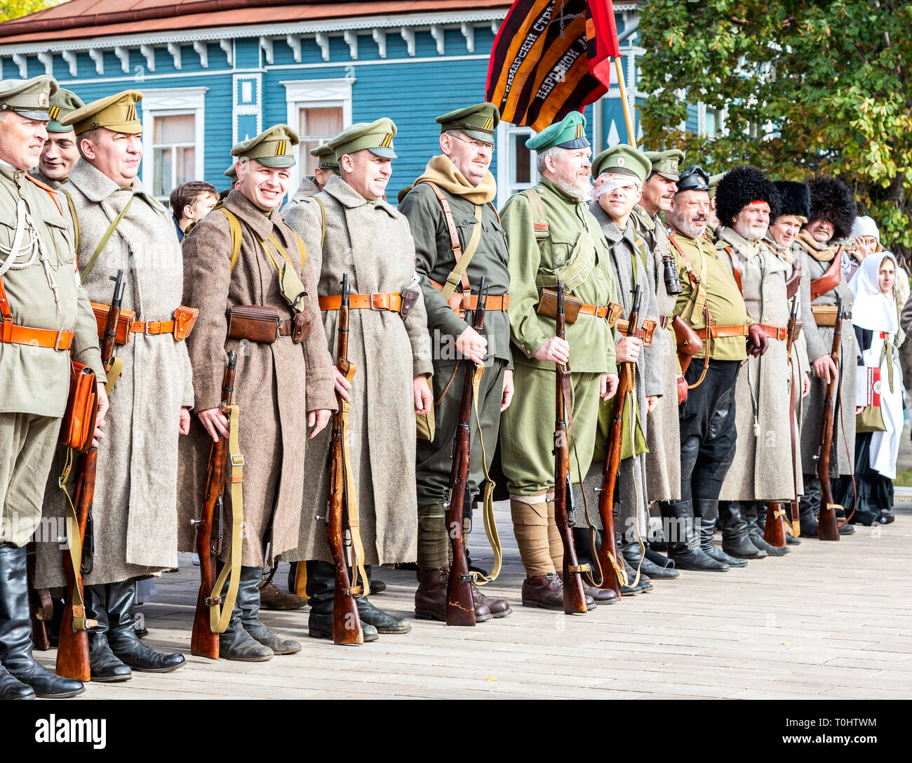 Samara, Russie - 6 octobre 2018 : des membres non identifiés de reconstitution historique bataille dans la guerre civile russe en 1918 Banque D'Images