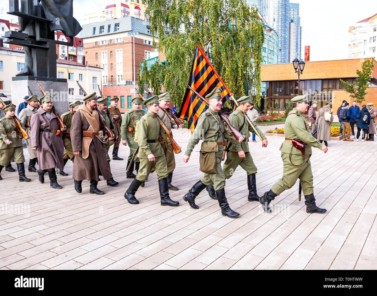 Samara, Russie - 6 octobre 2018 : des membres non identifiés de reconstitution historique bataille dans la guerre civile russe en 1918 Banque D'Images