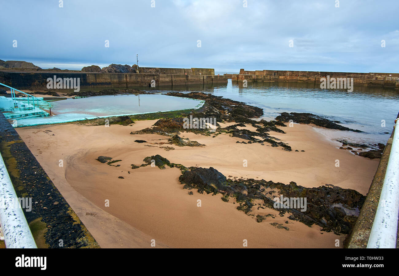 Bassin de marée dans Portknockie port, un ancien village de pêcheurs écossais situé dans la région de Moray Firth, UK. Banque D'Images