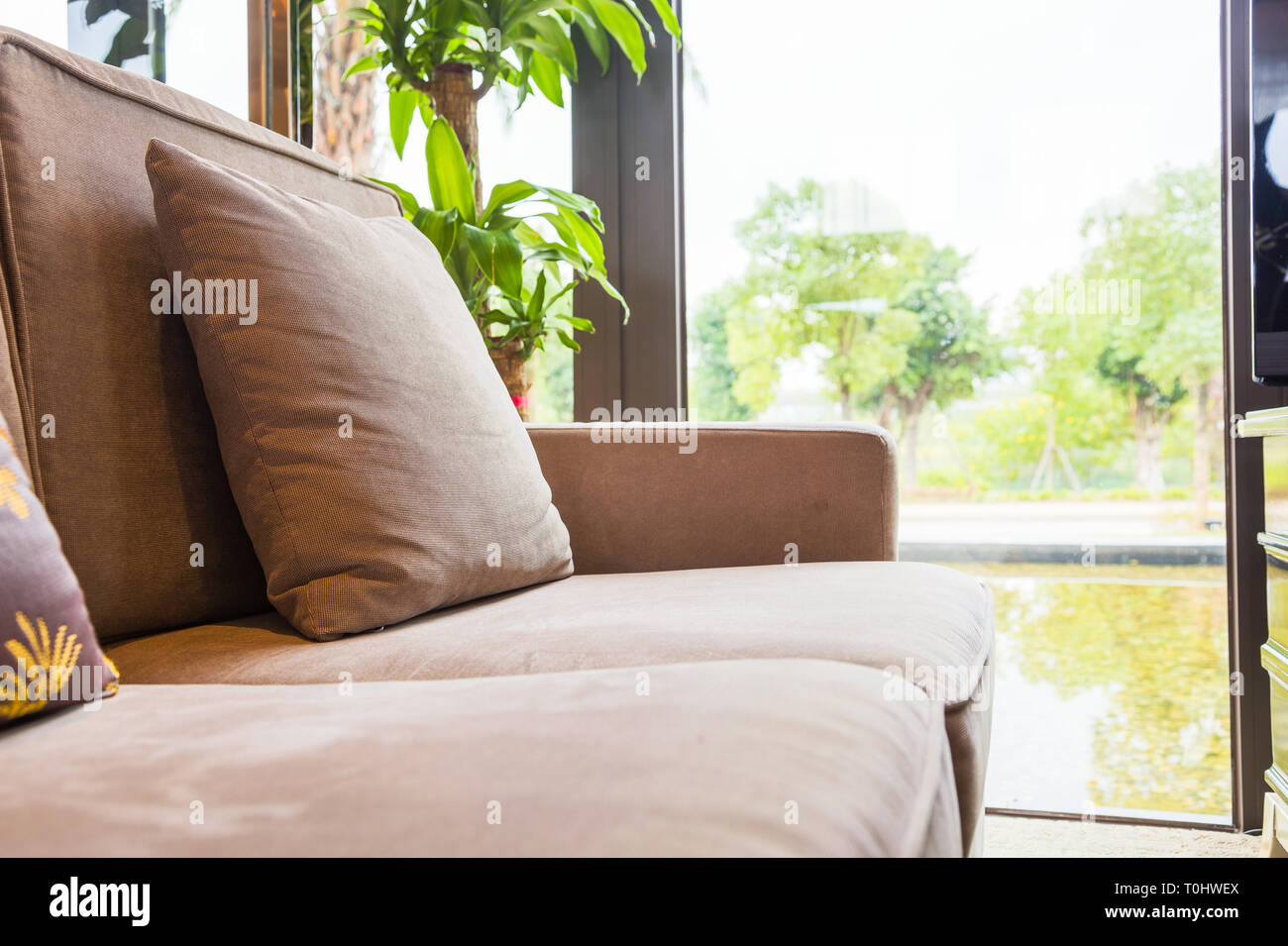 Gros plan du coussin sur canapé par la fenêtre dans la salle de séjour à la  maison Photo Stock - Alamy
