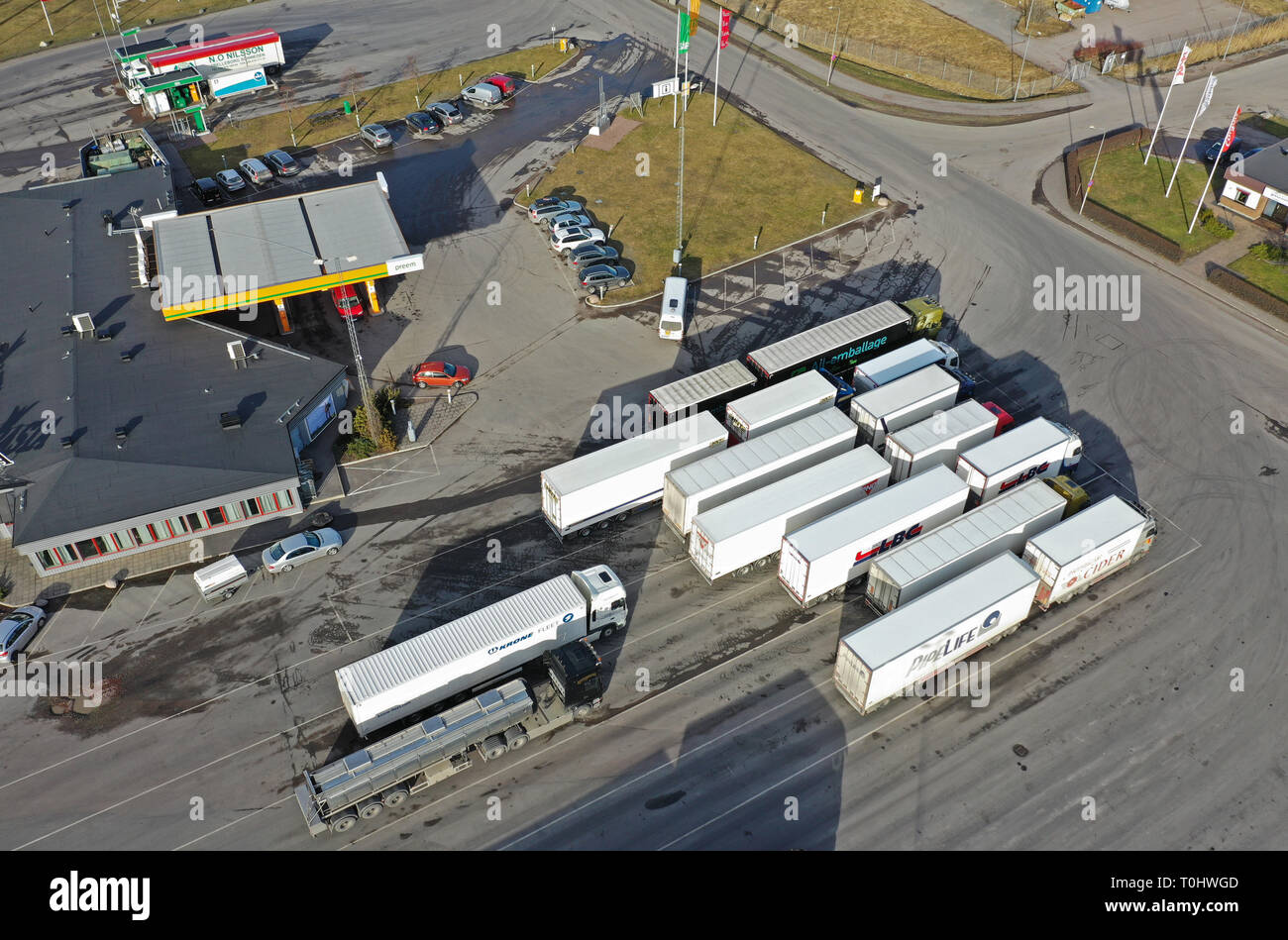 Vue aérienne de camions stationnés dans une station à côté de la route européenne E4, Ödeshög, Suède. Jeppe Photo Gustafsson Banque D'Images