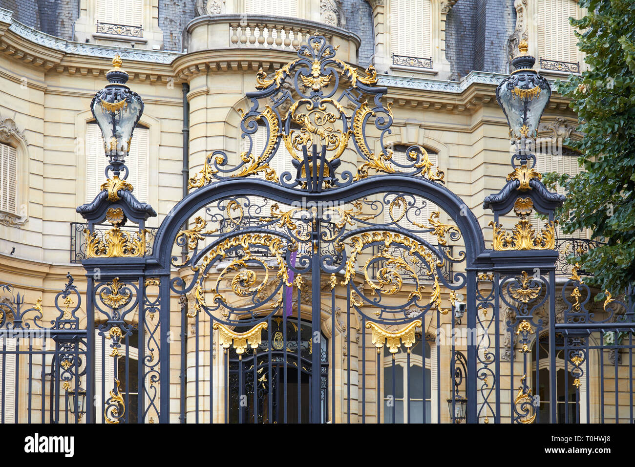 PARIS, FRANCE - 22 juillet 2017 : Noir et golden gate, ancien bâtiment à Paris, France Banque D'Images