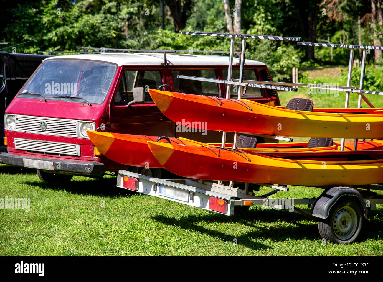 Location de bateaux canot. Kayaks à louer près de la rivière en Lettonie. L'Ancien Hôtel est la plus longue rivière de la Lettonie, qui est situé à seulement sur le territoire de L Banque D'Images