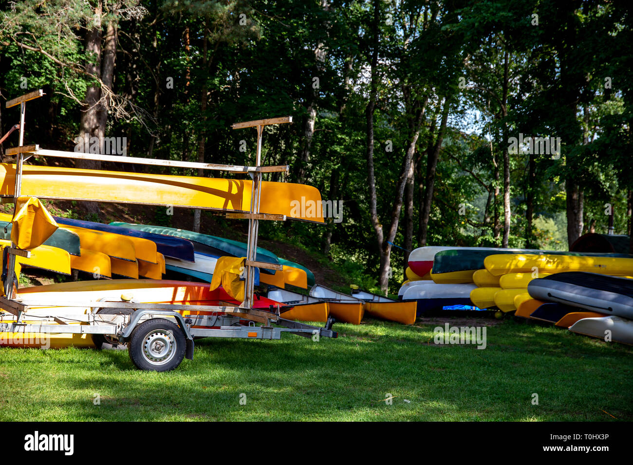 Location de bateaux canot. Kayaks à louer près de la rivière en Lettonie. L'Ancien Hôtel est la plus longue rivière de la Lettonie, qui est situé à seulement sur le territoire de L Banque D'Images