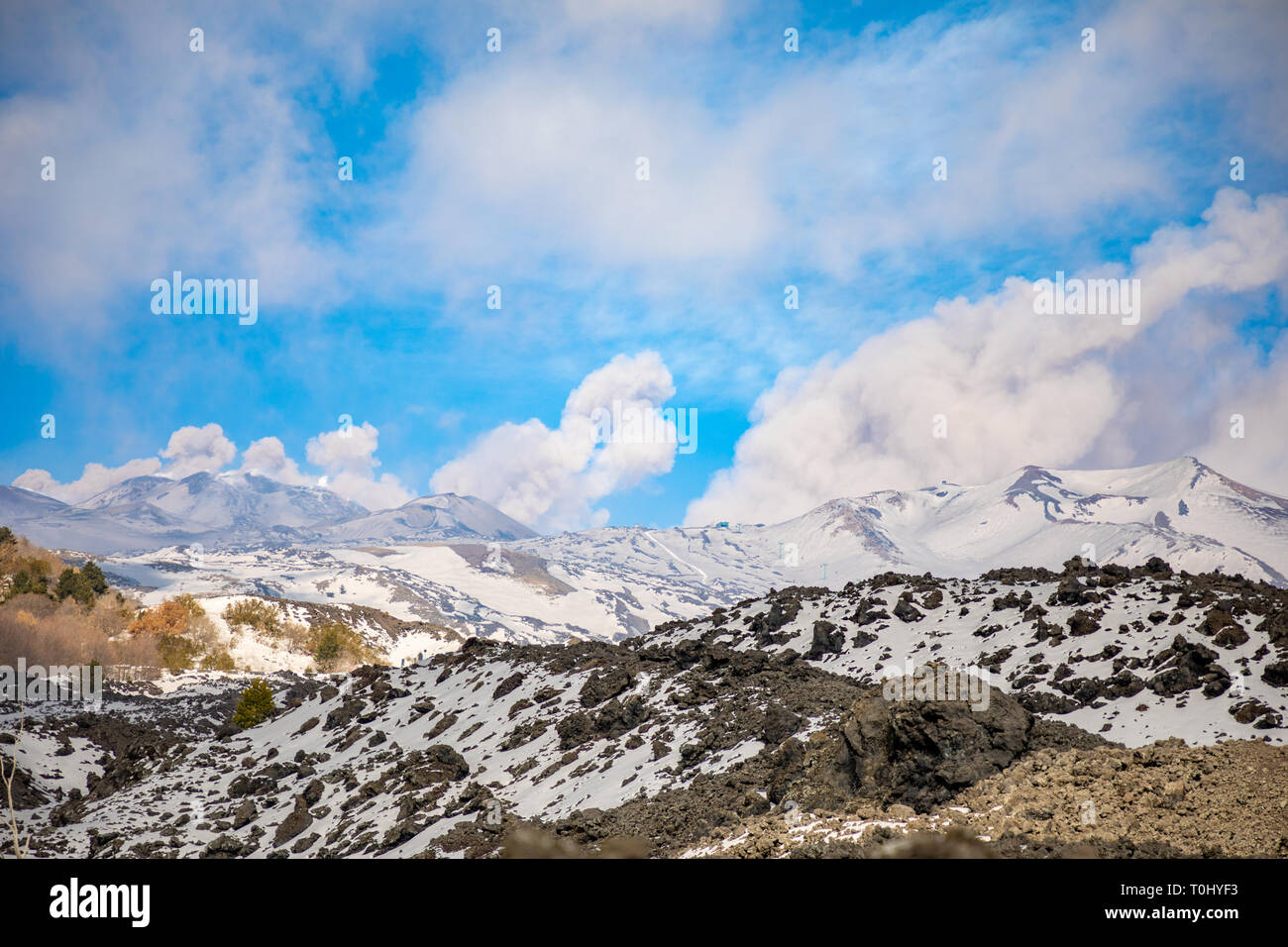 L'Etna avec de la fumée en hiver, paysage volcanique de l'île de la Sicile, Catane, Italie Banque D'Images