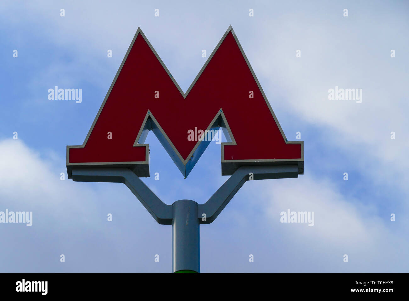 M-metro symbole sur fond de ciel Banque D'Images