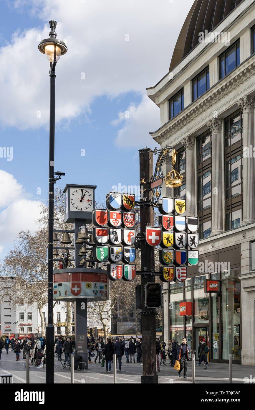 Londres, Royaume-Uni - 11 mars : des armoiries et de l'horloge à l'entrée de Leicester Square à Londres le 11 mars 2019. Des personnes non identifiées Banque D'Images