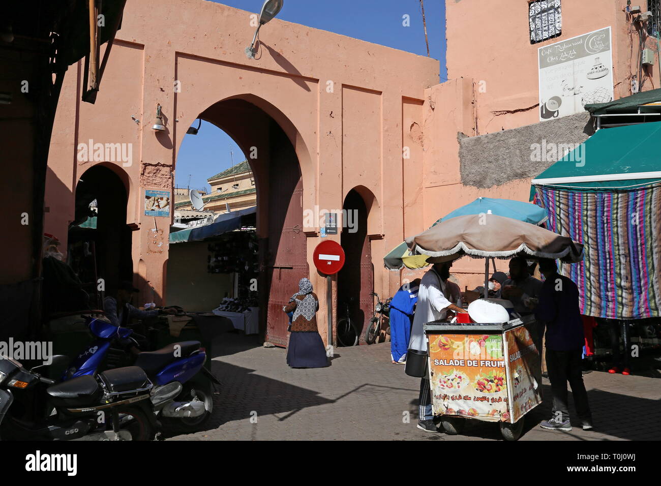 La place Bab Fteuh, Medina, Marrakech, Marrakesh-Safi région, le Maroc, l'Afrique du Nord Banque D'Images