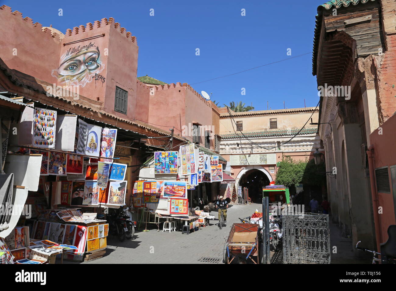 Fontaine Mouassine et vendeurs d'art, Rue Sidi El Yamani, Medina, Marrakech, Marrakesh-Safi région, le Maroc, l'Afrique du Nord Banque D'Images