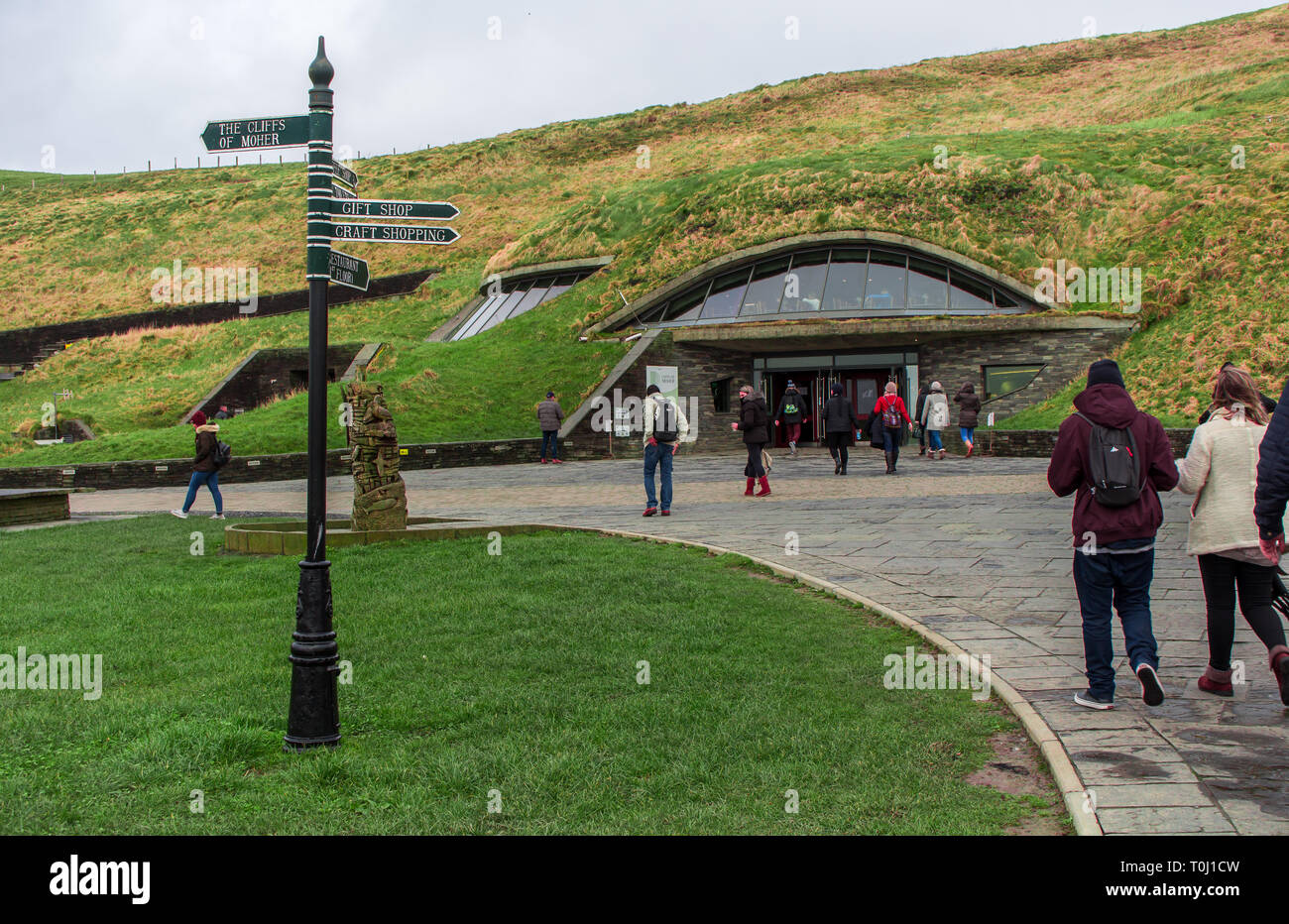 DUBLIN, IRLANDE - 17 février 2017- Les falaises de Moher attractions. Les gens qui vont à la boutique d'artisanat et cadeaux pour acheter des souvenirs Banque D'Images