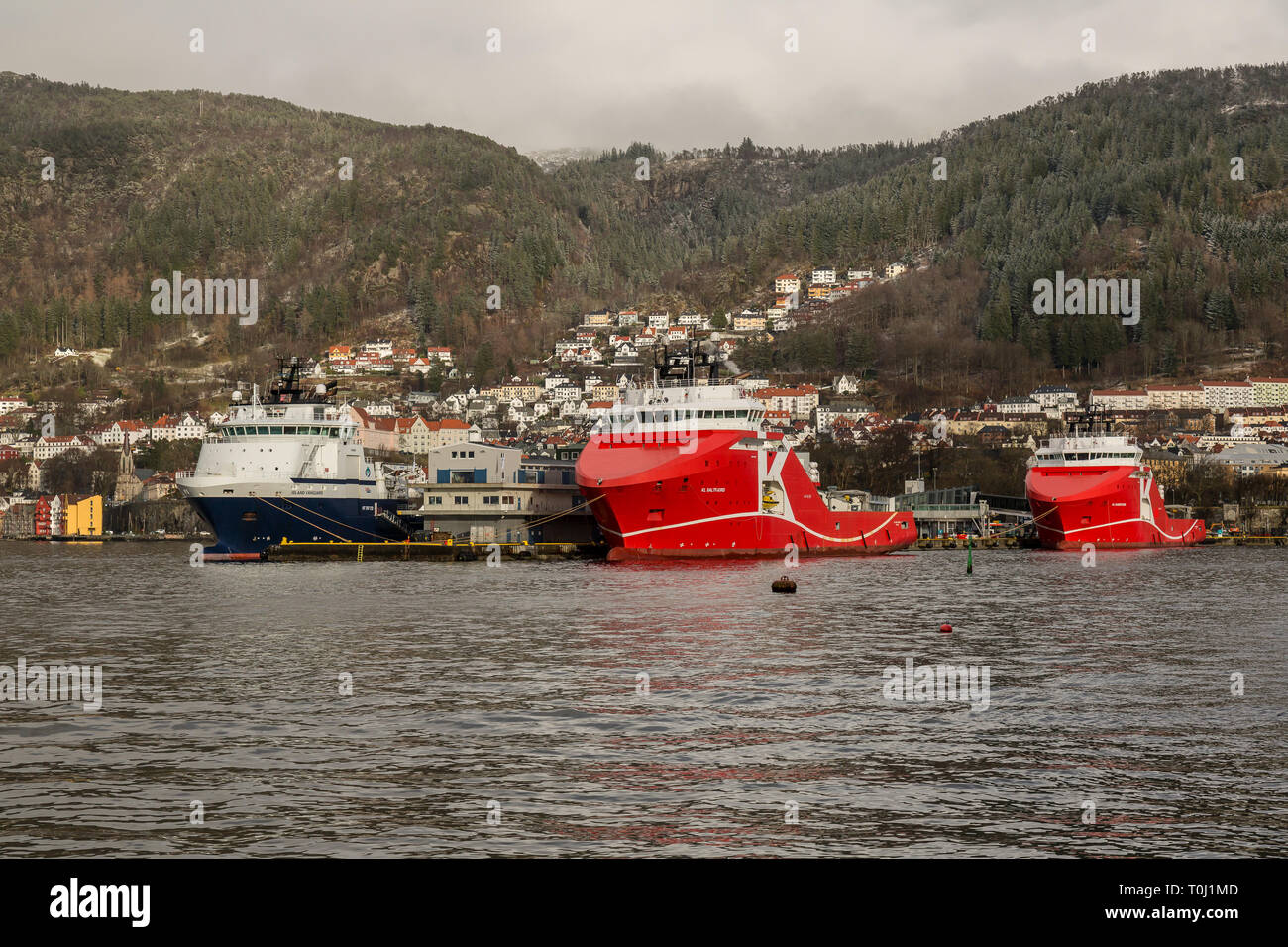 Les navires de ravitaillement offshore norvégien Saltfjord KL KL et Sandefjord, avec l'avant-garde de l'île de remorqueurs, dans le port de mer de Bergen en Norvège. Banque D'Images