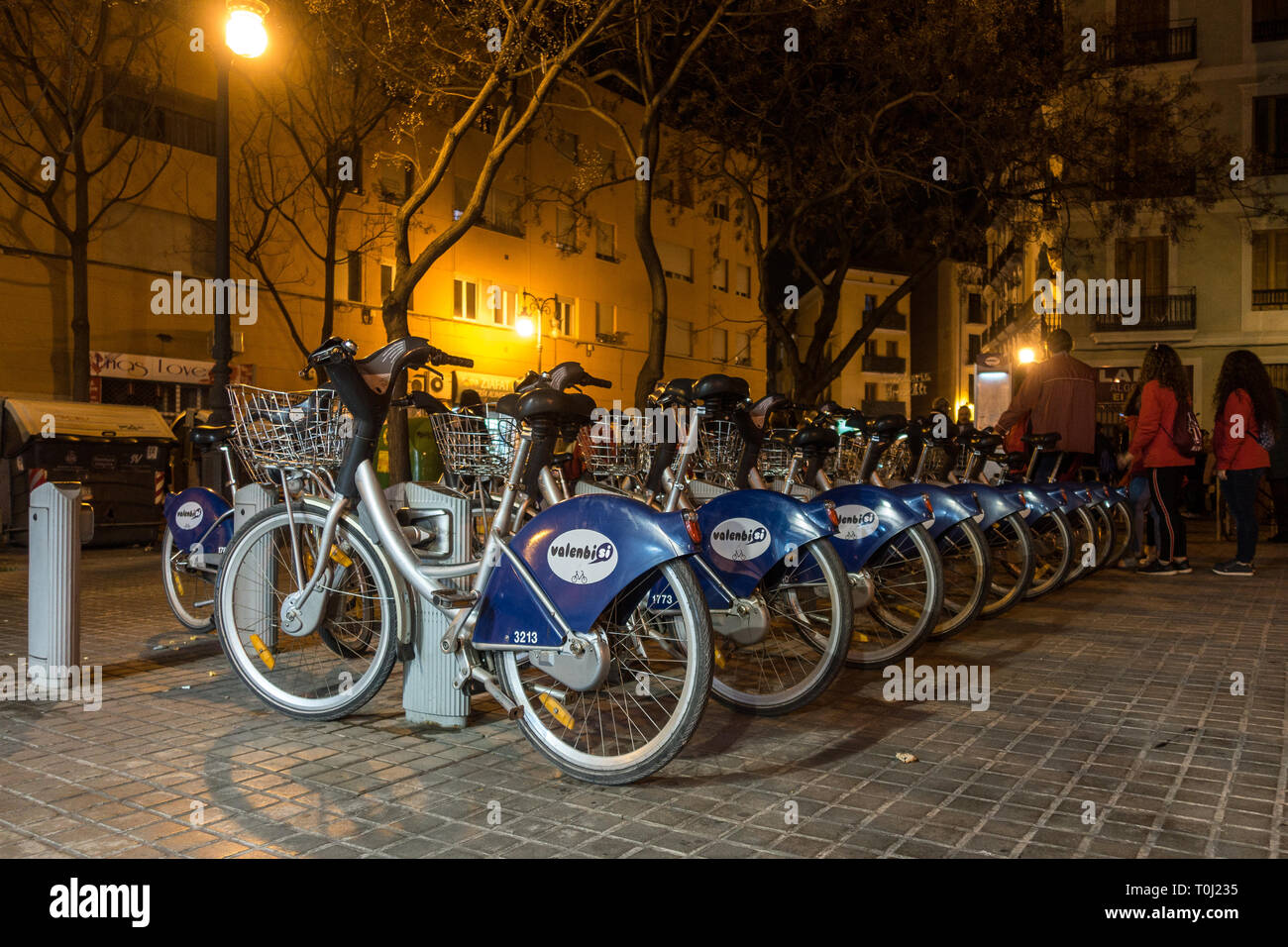 VALENCIA, Espagne - 24 février : vélos pour voitures de nuit à Valence en Espagne le 24 février 2019. Des personnes non identifiées Banque D'Images