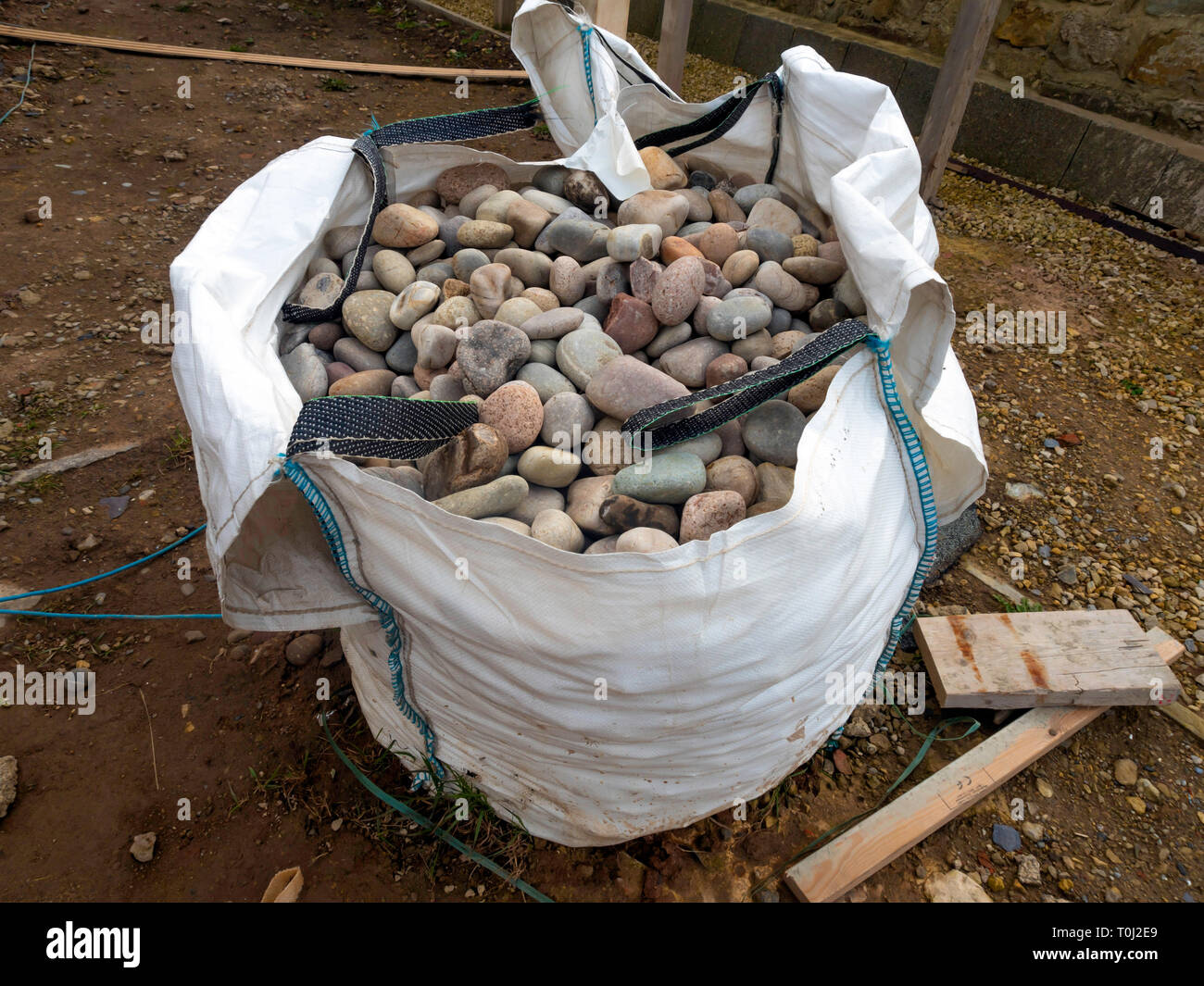 Un sac de matériel de construction de grands galets mer lisse pour l'utilisation de jardin Banque D'Images