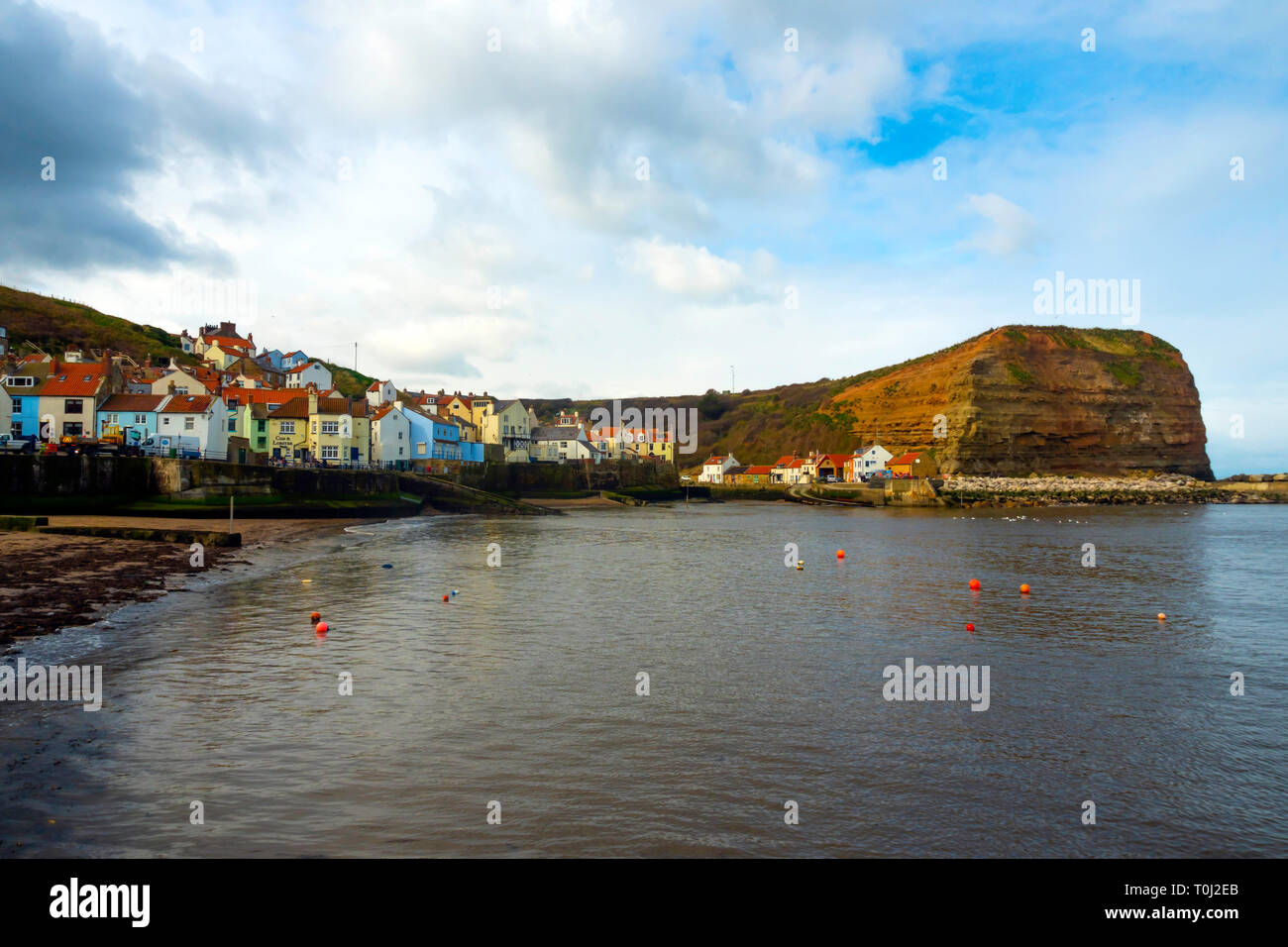 Staithes village et port à la vache vers Bar Nab North Yorkshire UK sur une journée au début du printemps avant le début de la saison de vacances Banque D'Images