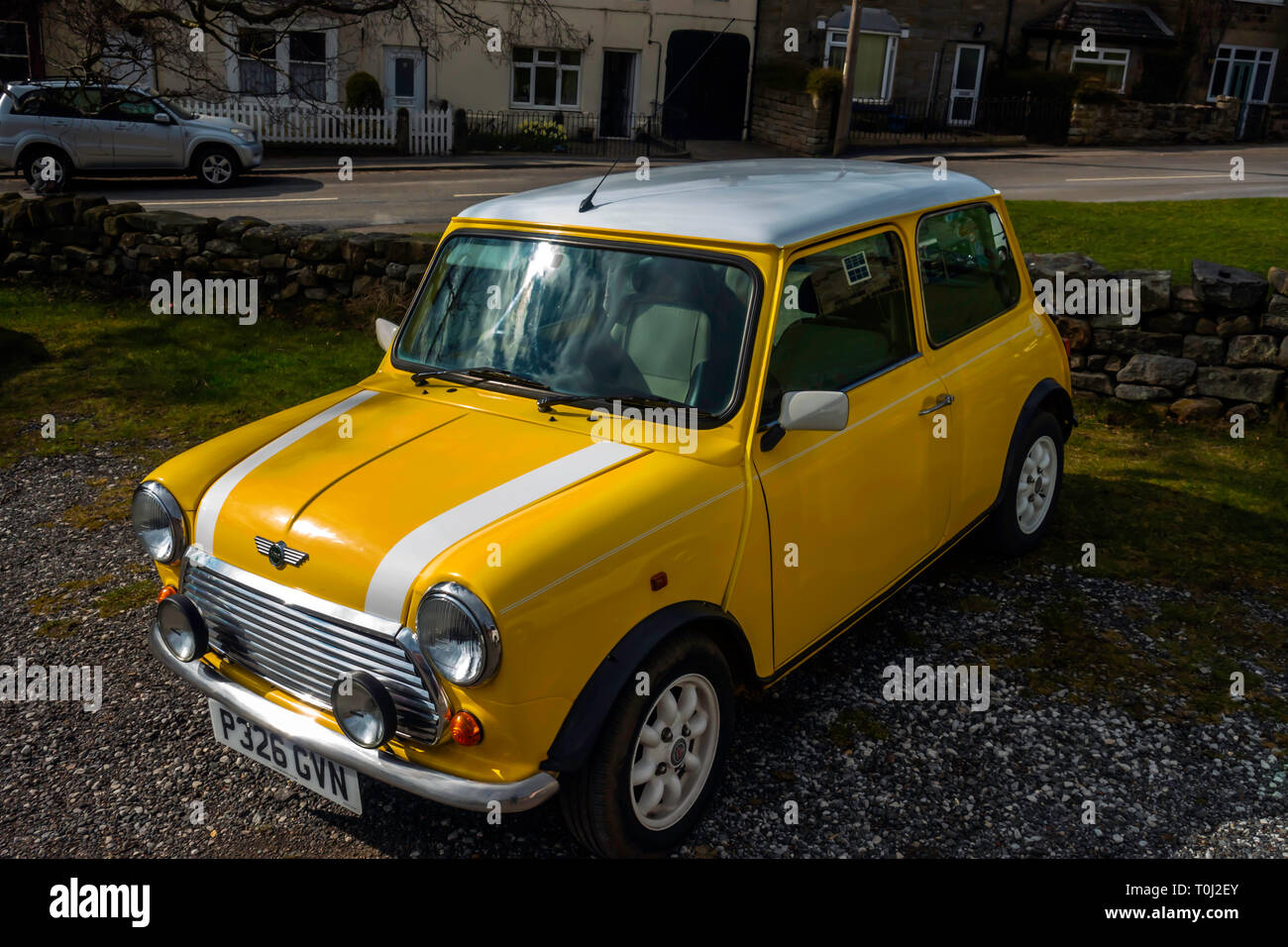 En 1996, un régime enregistré d'un jaune vif et blanc salon de voiture Mini Cooper BMC Banque D'Images