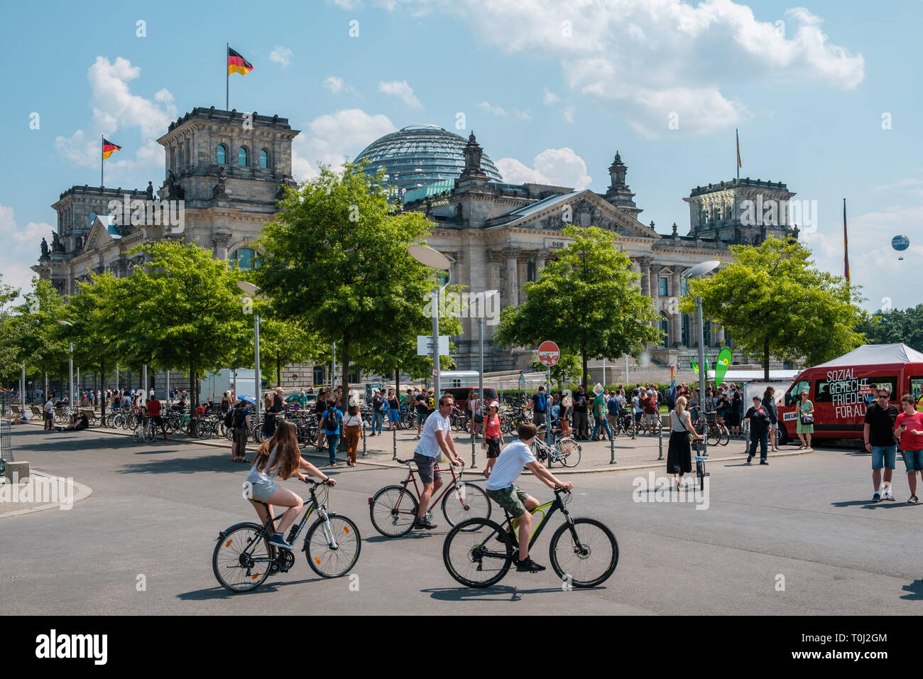 Berlin, Allemagne - mai 2018 : Les gens de l'extérieur du bâtiment du Reichstag à Berlin, Allemagne Banque D'Images